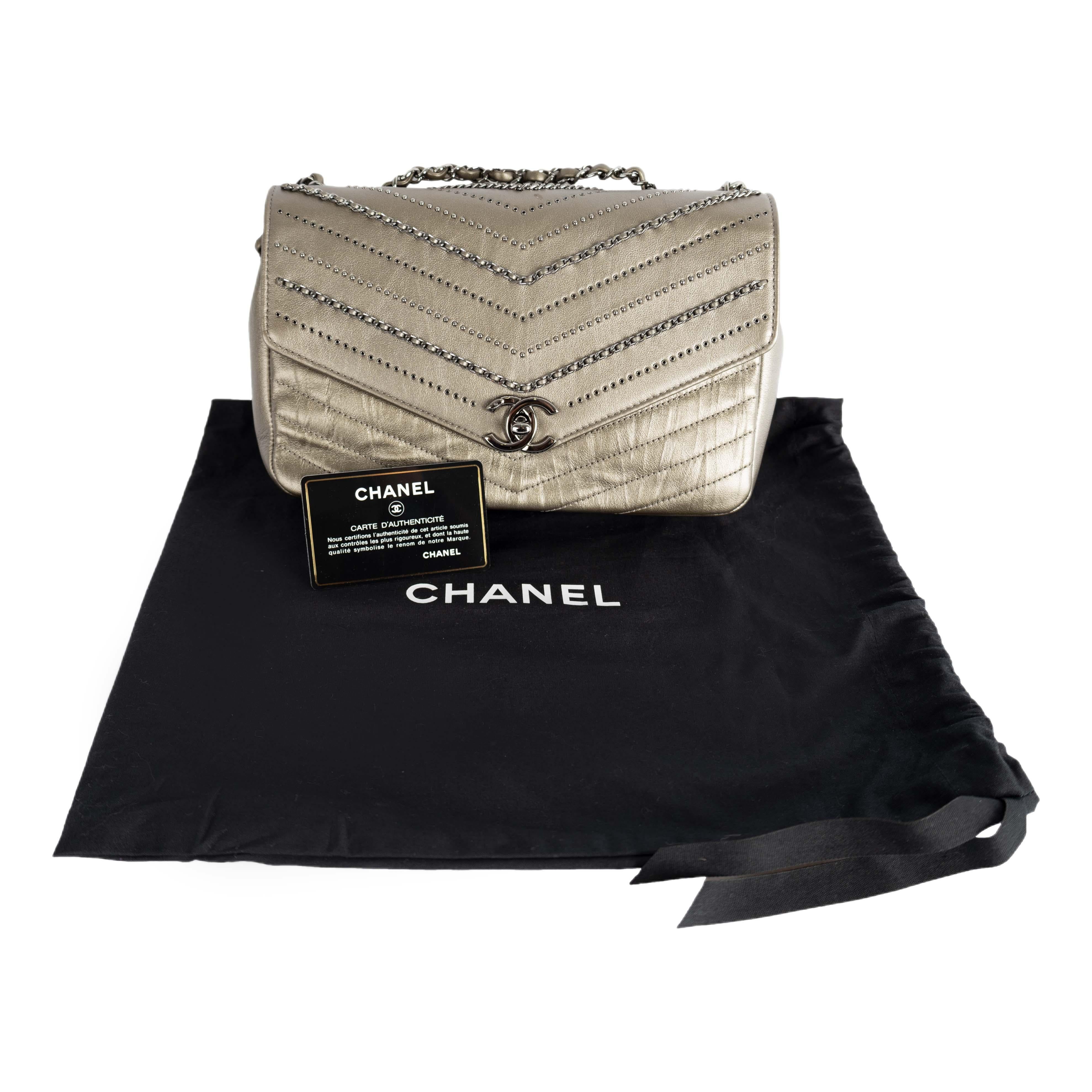 Chanel Geprägte Chevron-Klappentasche mit Ketten-Pailletten - '10er Jahre im Angebot 8