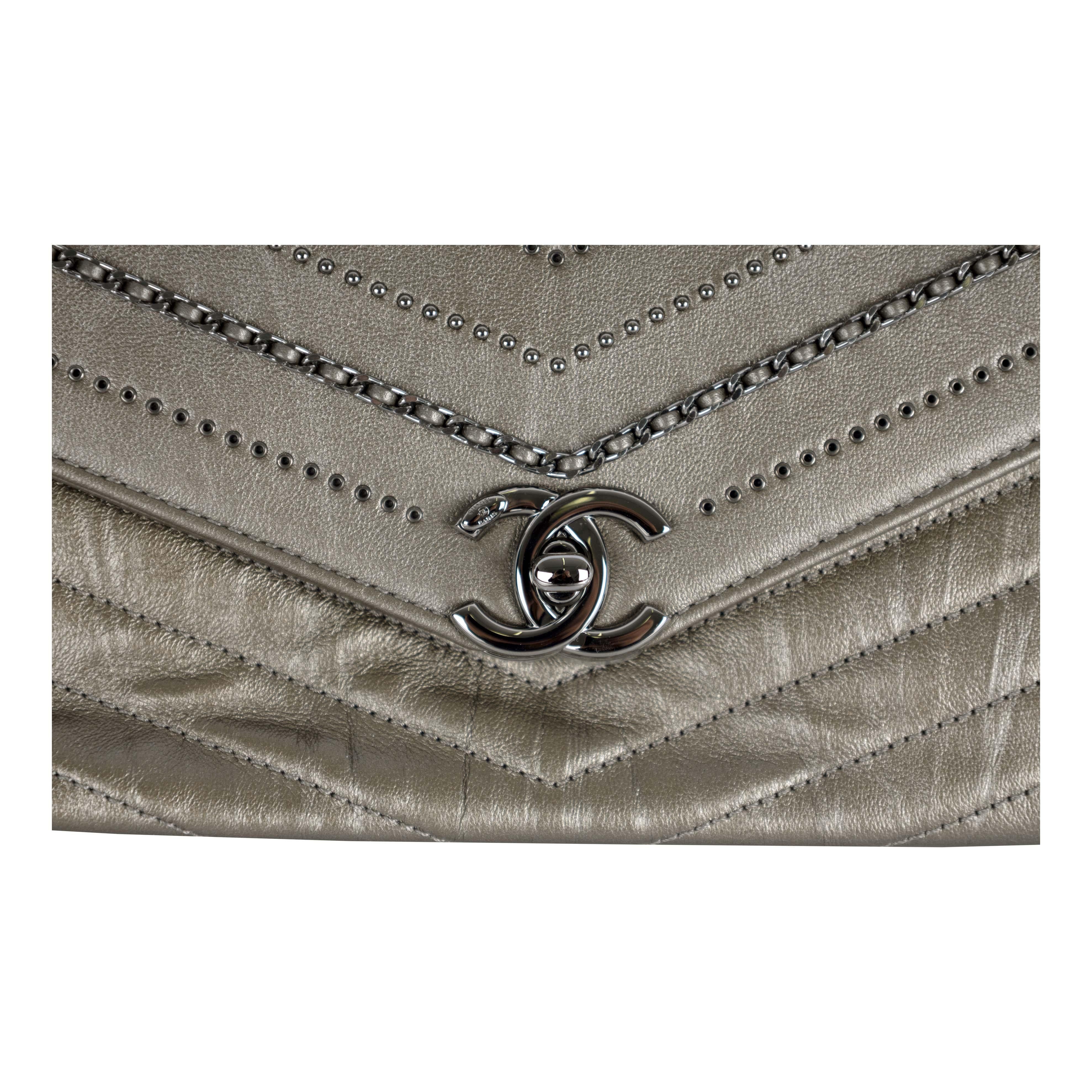 Women's Chanel Embelished 'Chain Sequins' Chevron Flap Bag - '10s For Sale