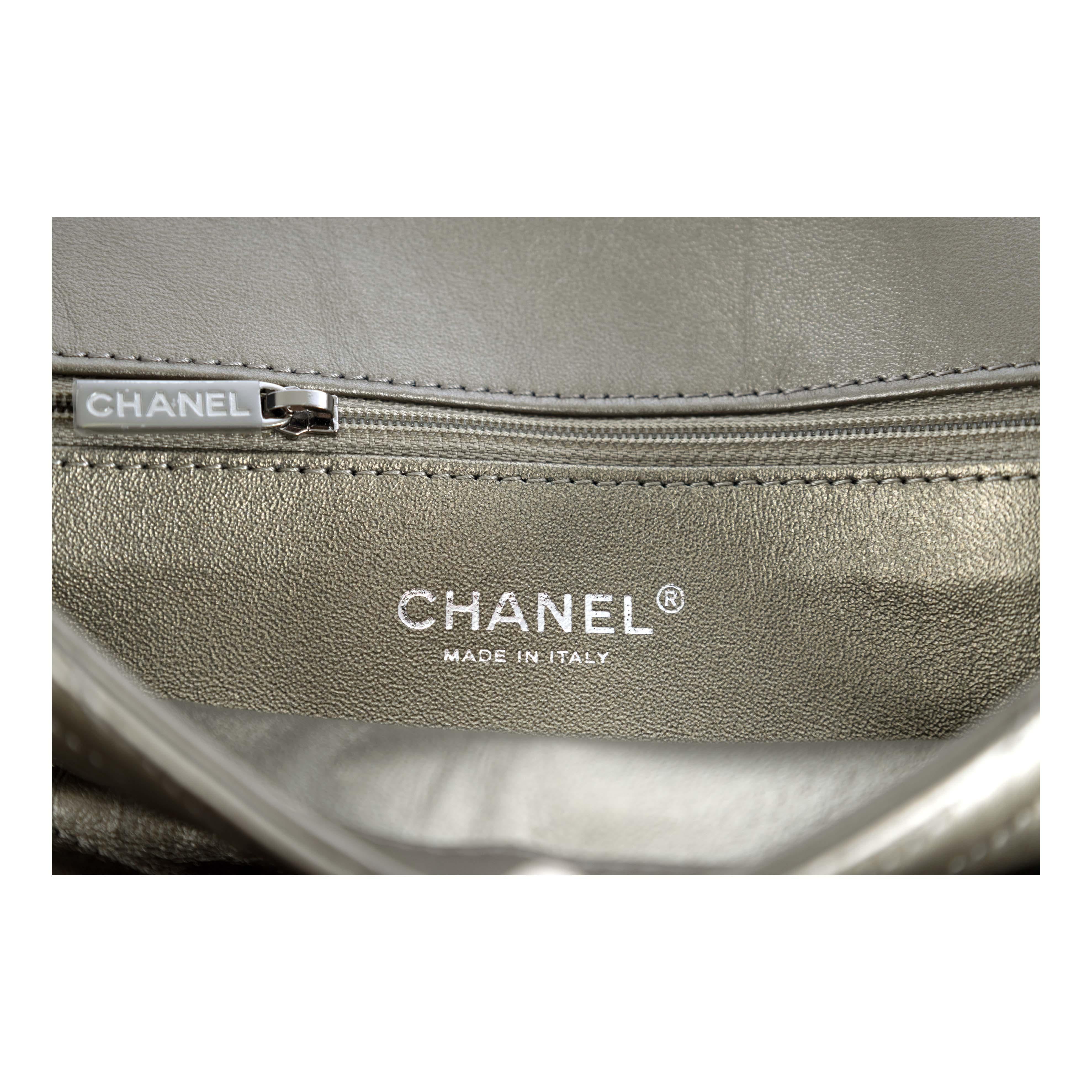 Chanel Geprägte Chevron-Klappentasche mit Ketten-Pailletten - '10er Jahre im Angebot 3