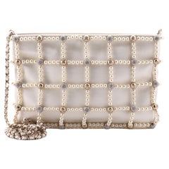 Chanel - Sac de soirée embelli en satin avec fausses perles et cristaux, petit modèle