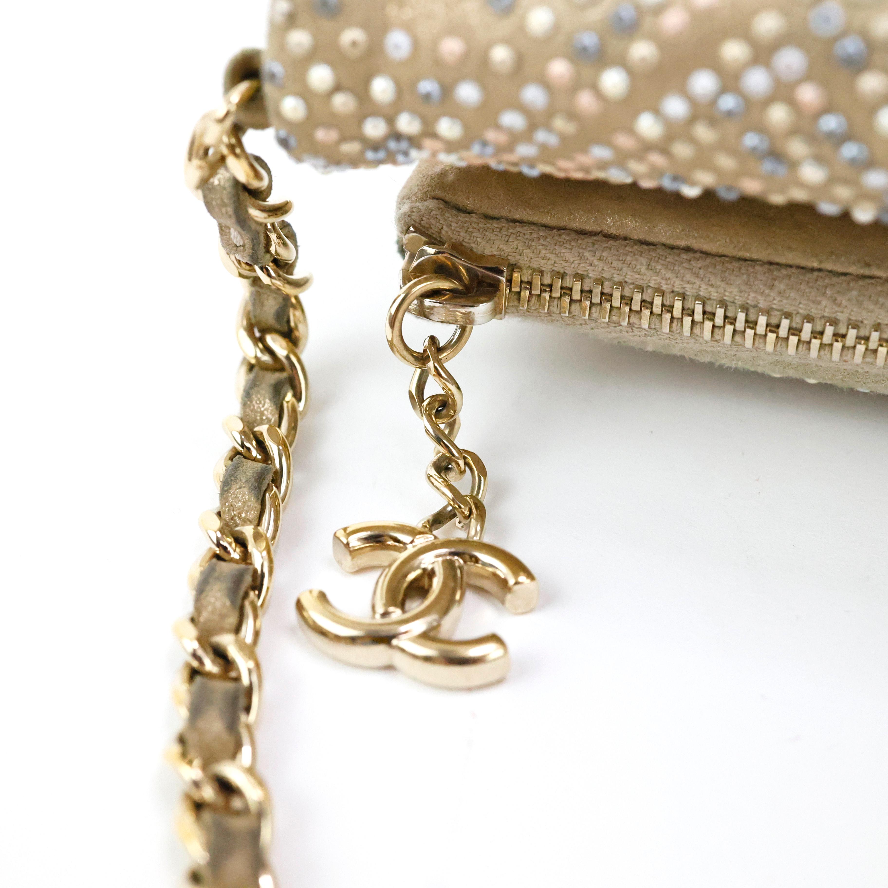 Chanel - Sac à rabat doré avec ornements en vente 7