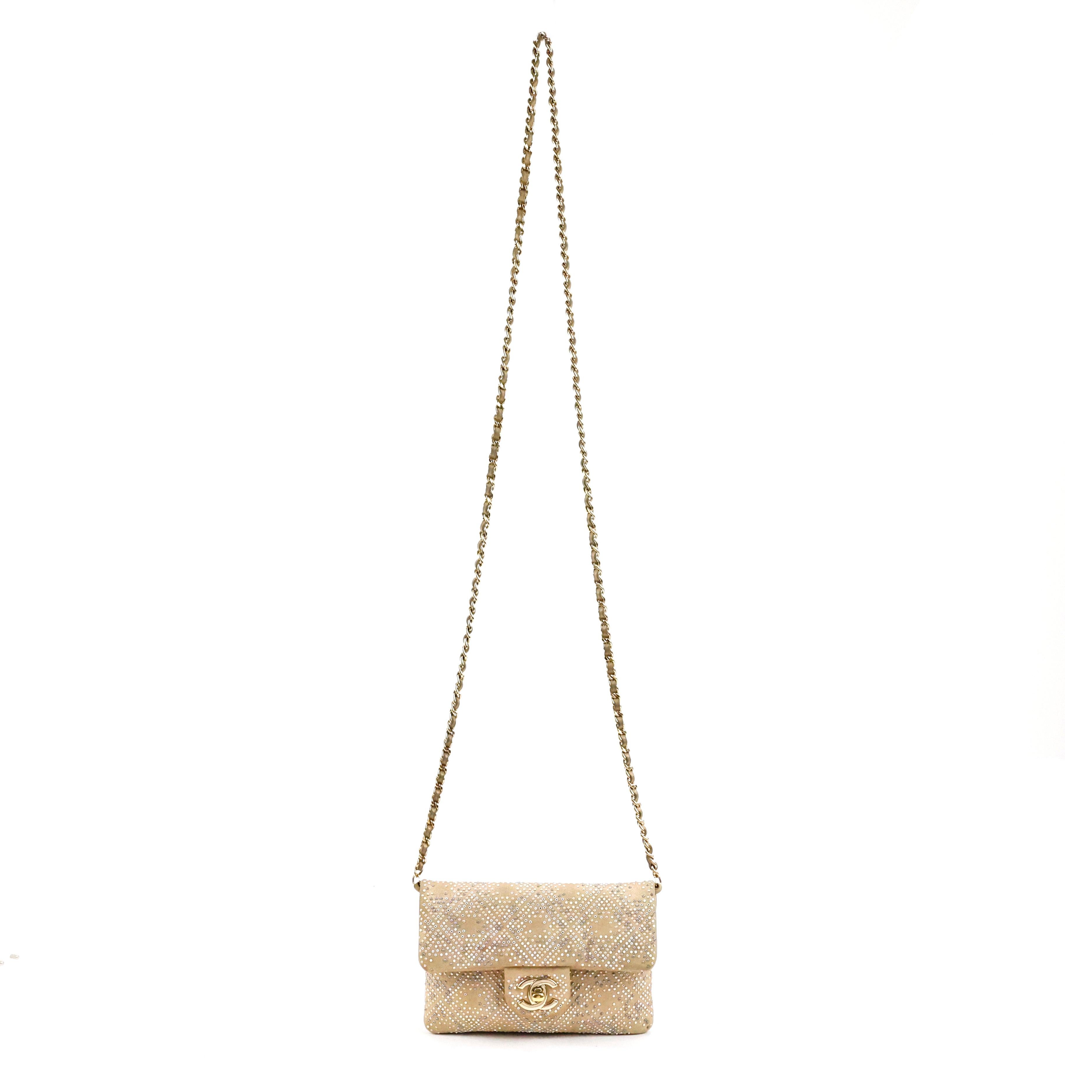 Rare mini sac à rabat embelli de Chanel, en cuir couleur or, entièrement perlé de micro perles, pierres et miroirs, quincaillerie dorée.

Condit :
Bonne pièce d'occasion avec des signes d'usure sur le cuir.

Emballage/accessoires :
Sac à