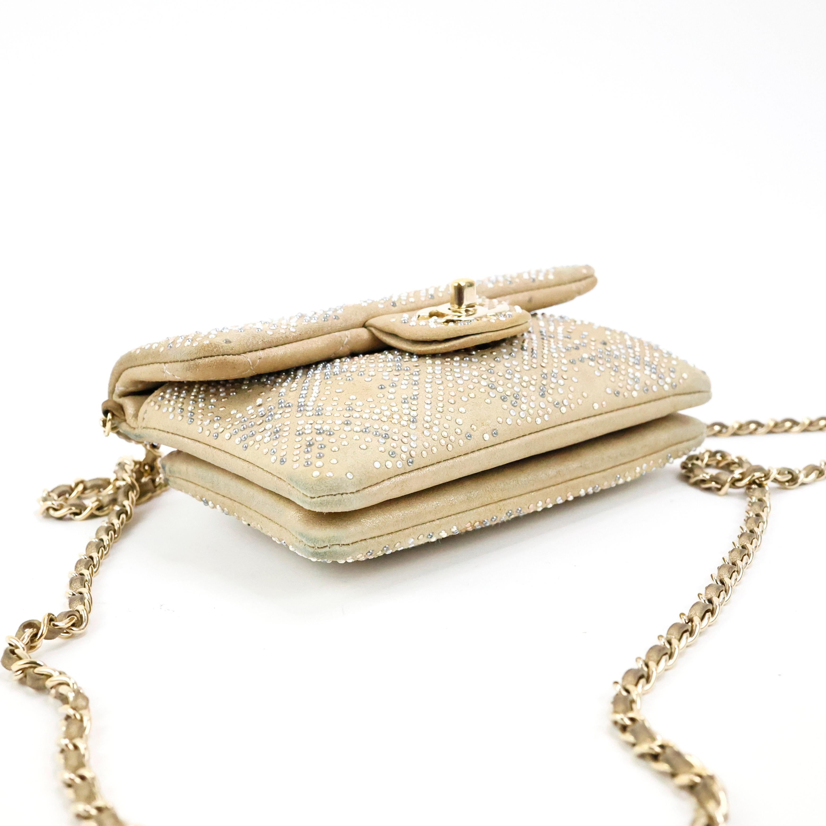 Chanel Verschönerte Tasche mit goldener Klappe im Angebot 4