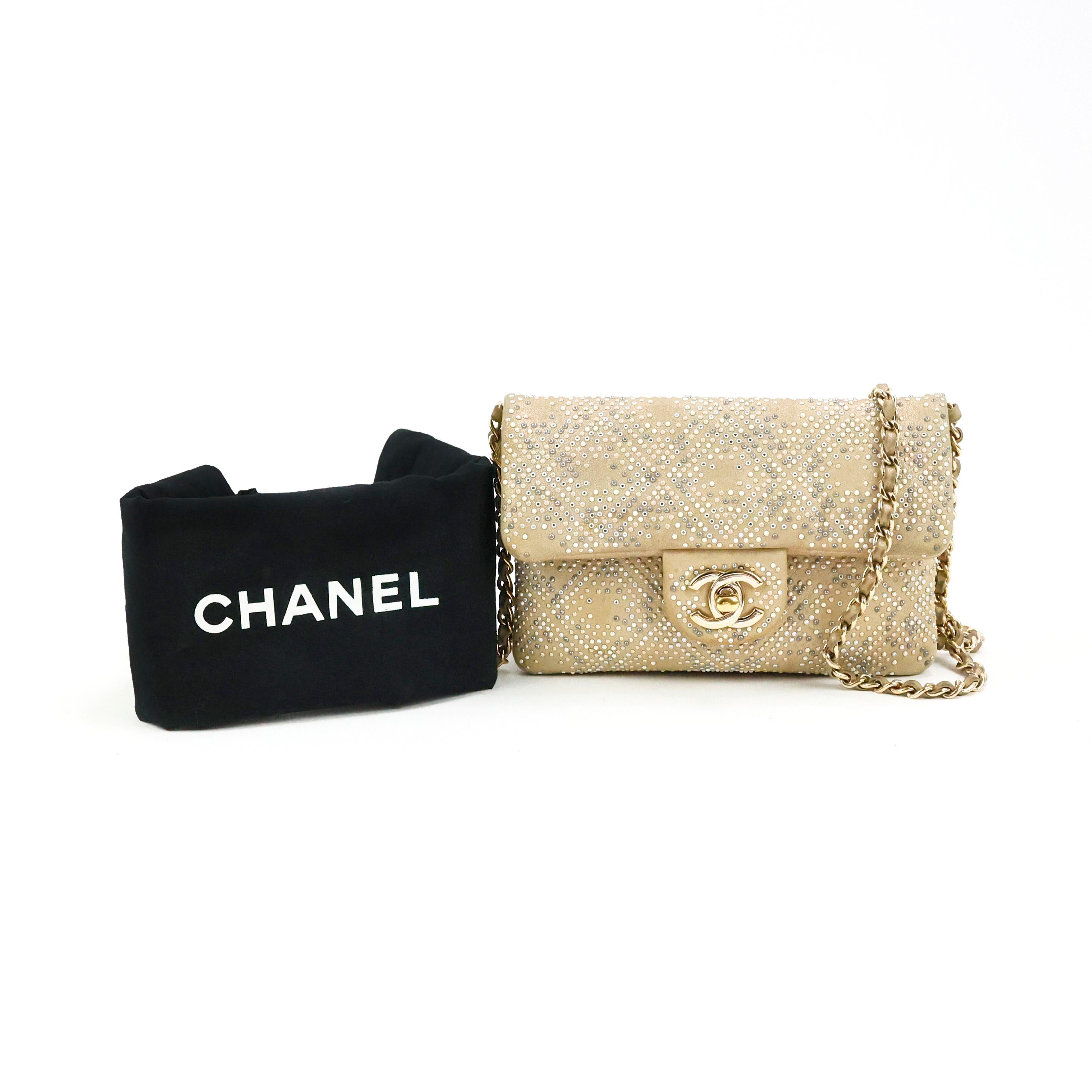 Chanel Verschönerte Tasche mit goldener Klappe im Angebot 5