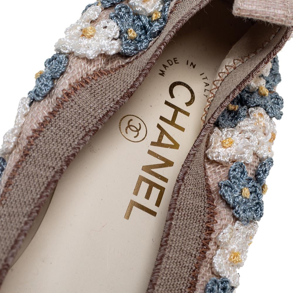Walk with style and panache in these ballet flats from the House of Chanel. They are made from white patent leather and augmented with flower-embellished mesh fabric. These ballet flats come with cap toes and a slip-on scrunch style. Match them with