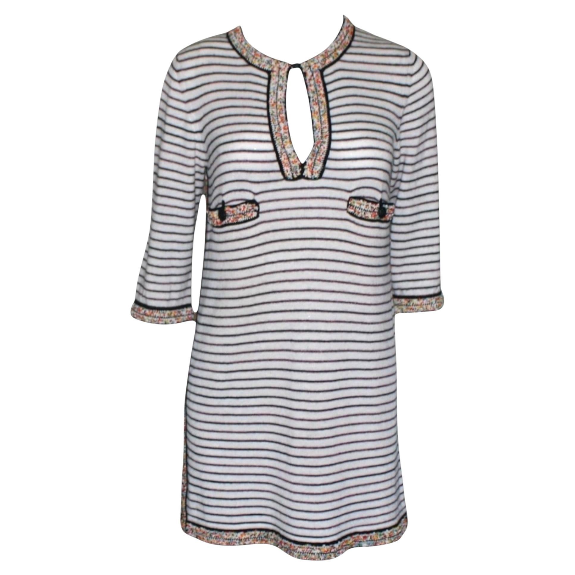 Chanel - Mini robe caftan en cachemire mélangé avec perles, embellie, taille 34
