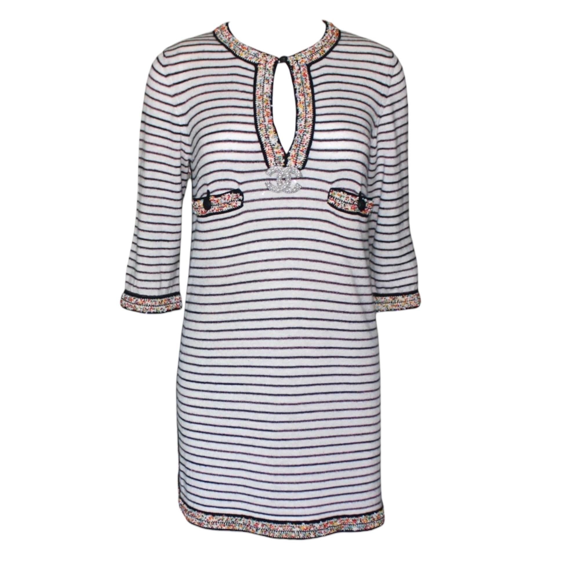 CHANEL - Mini robe tunique kaftan en cachemire mélangé, ornée de rayures et de perles 42 en vente
