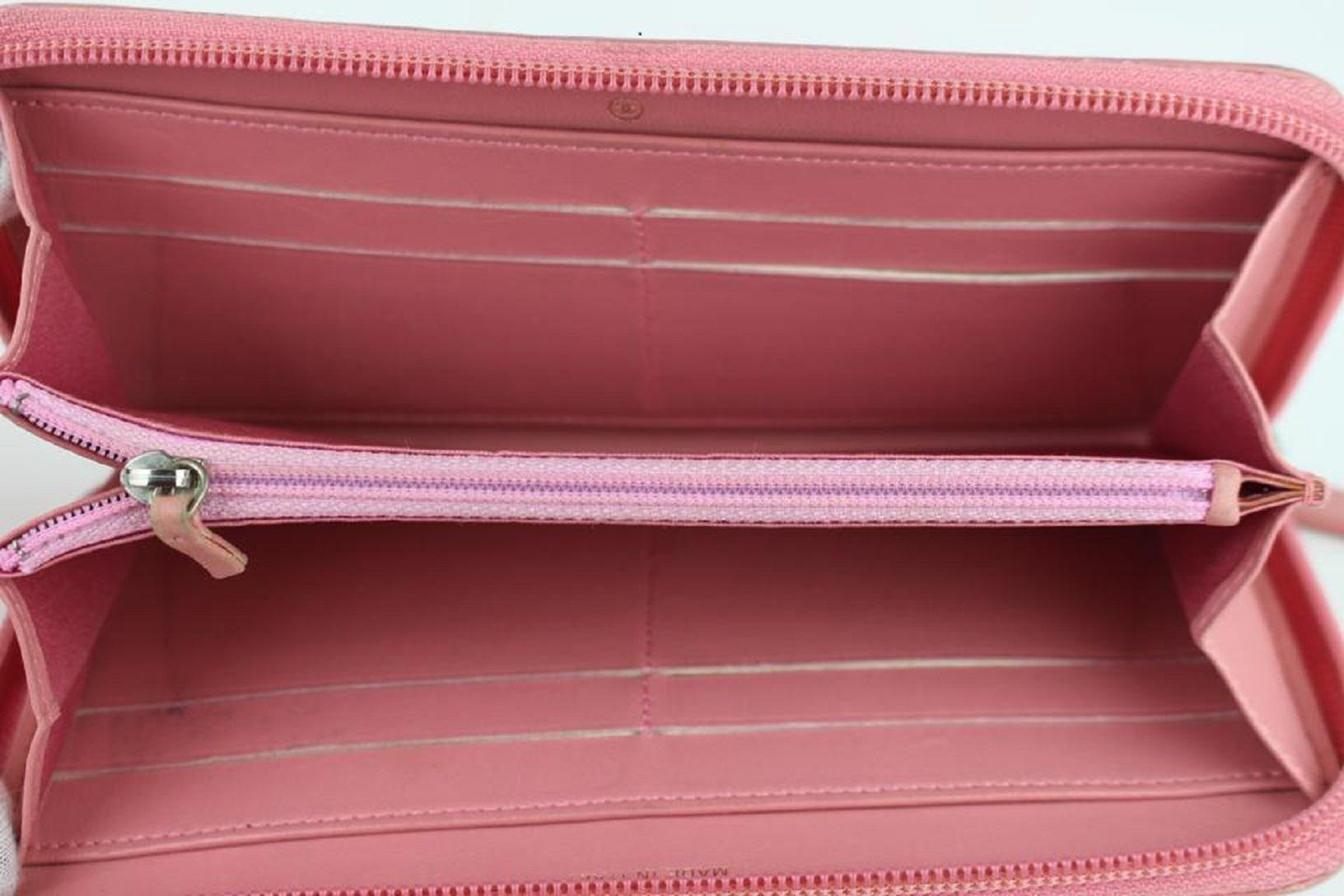 Chanel - Pochette en cuir rose embossée Camélia avec fermeture éclair et gousset, 2cj1110 Pour femmes en vente