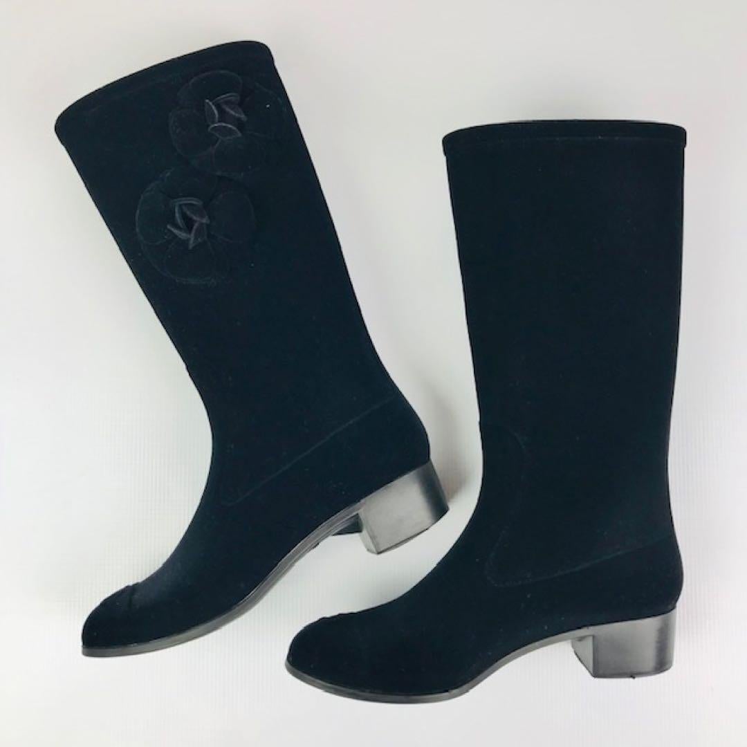 Chanel Geprägte Coco Mark Kamelie Samt Regenstiefel Schwarz (EU 35) Damen im Angebot
