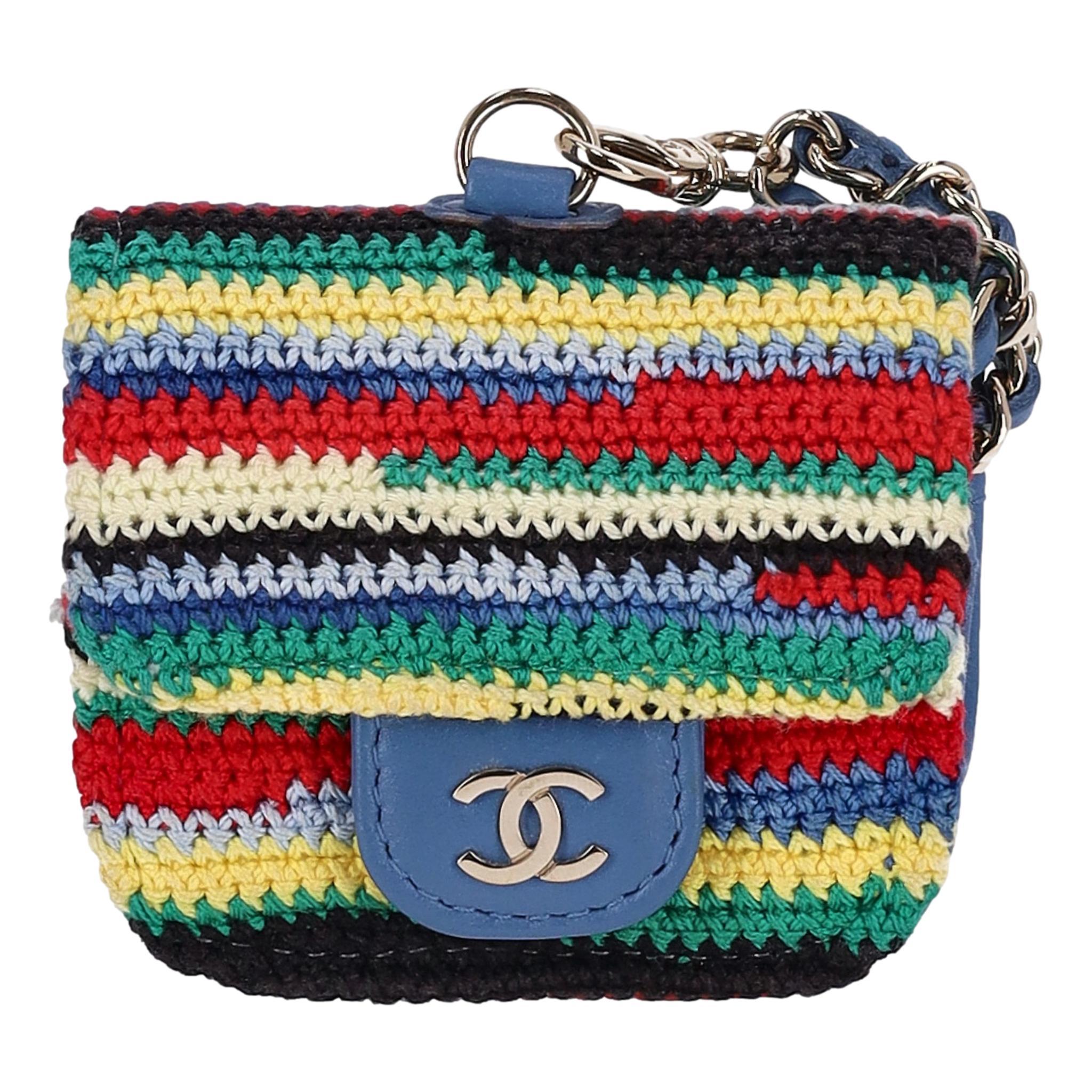 Chanel Embroidered Crochet & Leather 'CC' Logo AirPods Case

Multicoloured case crafted in blue leather with horizontal striped embroidered crochet to the front.

Detailed with signature gold 'CC' logo closure and leather and chain link detachable