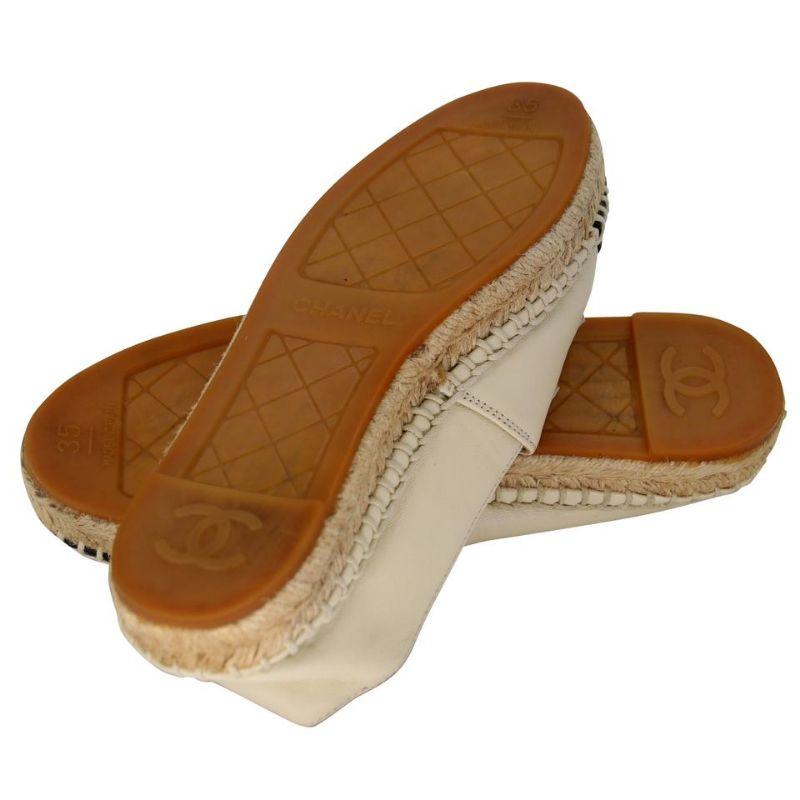 Chanel Embroidered Espadrille 35 Leather Cap Toe Flats CC-0912N-0002 In Good Condition In Downey, CA