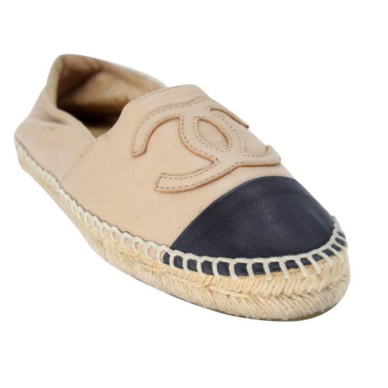 Chaussures à bout ouvert CC-0803N-0006 Chanel Espadrille brodée en cuir 37

Ces amusantes espadrilles d'été Chanel en cuir à bouts arrondis peuvent mettre en valeur n'importe quel style. Ces espadrilles très recherchées sont un must pour toute