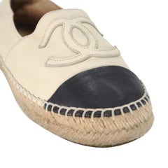 Chanel - Chaussures à bout plat en cuir CC-0803N-0008 avec espadrille brodée 38