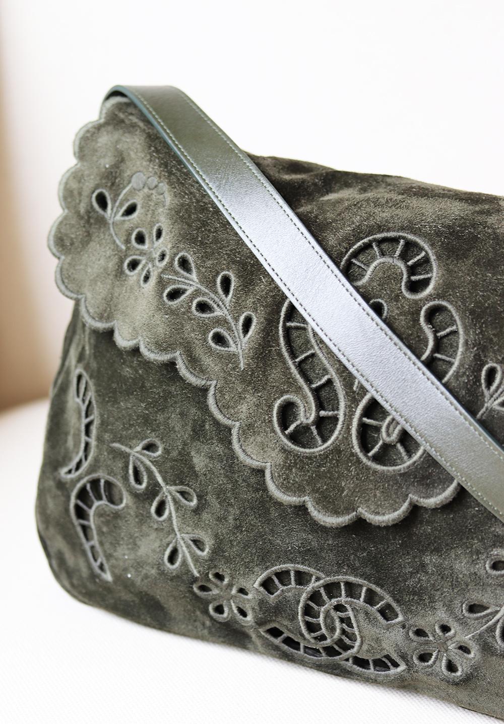 Die Chanel Messenger Bag aus besticktem Kalbsleder wurde von erfahrenen Handwerkern in der Werkstatt des Labels handgefertigt. 
Das weiche:: sattgrüne Äußere aus Kalbsleder ist mit einem passenden grünen Riemen aus Lammleder versehen. 
Das in