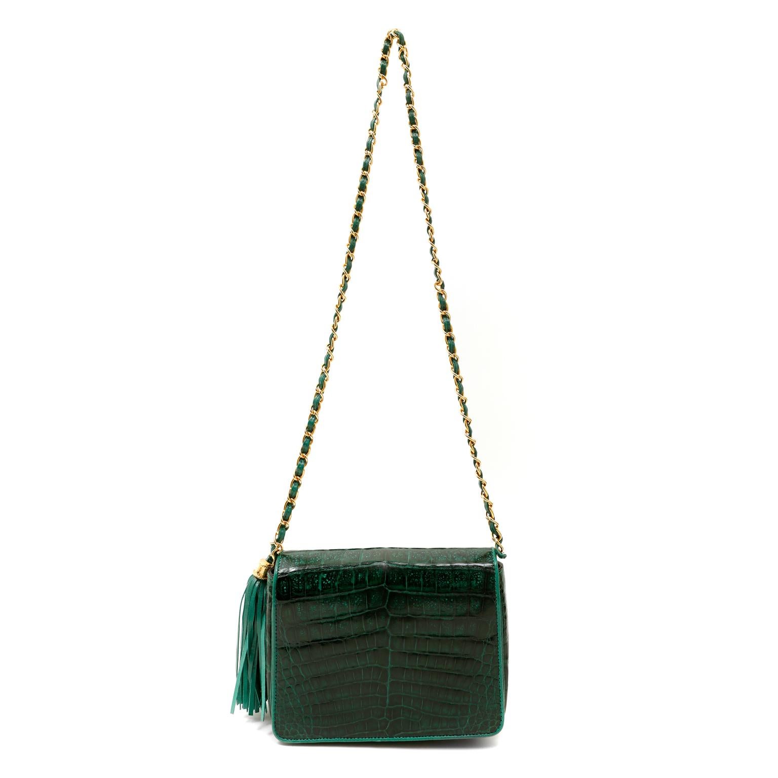 Questa autentica borsa Chanel in coccodrillo verde smeraldo con patta piccola è in eccellenti condizioni vintage.  Questa bellissima borsa è anche un pezzo da collezione, dato che Chanel non produce più le sue borse esotiche.  
La borsa con patta in