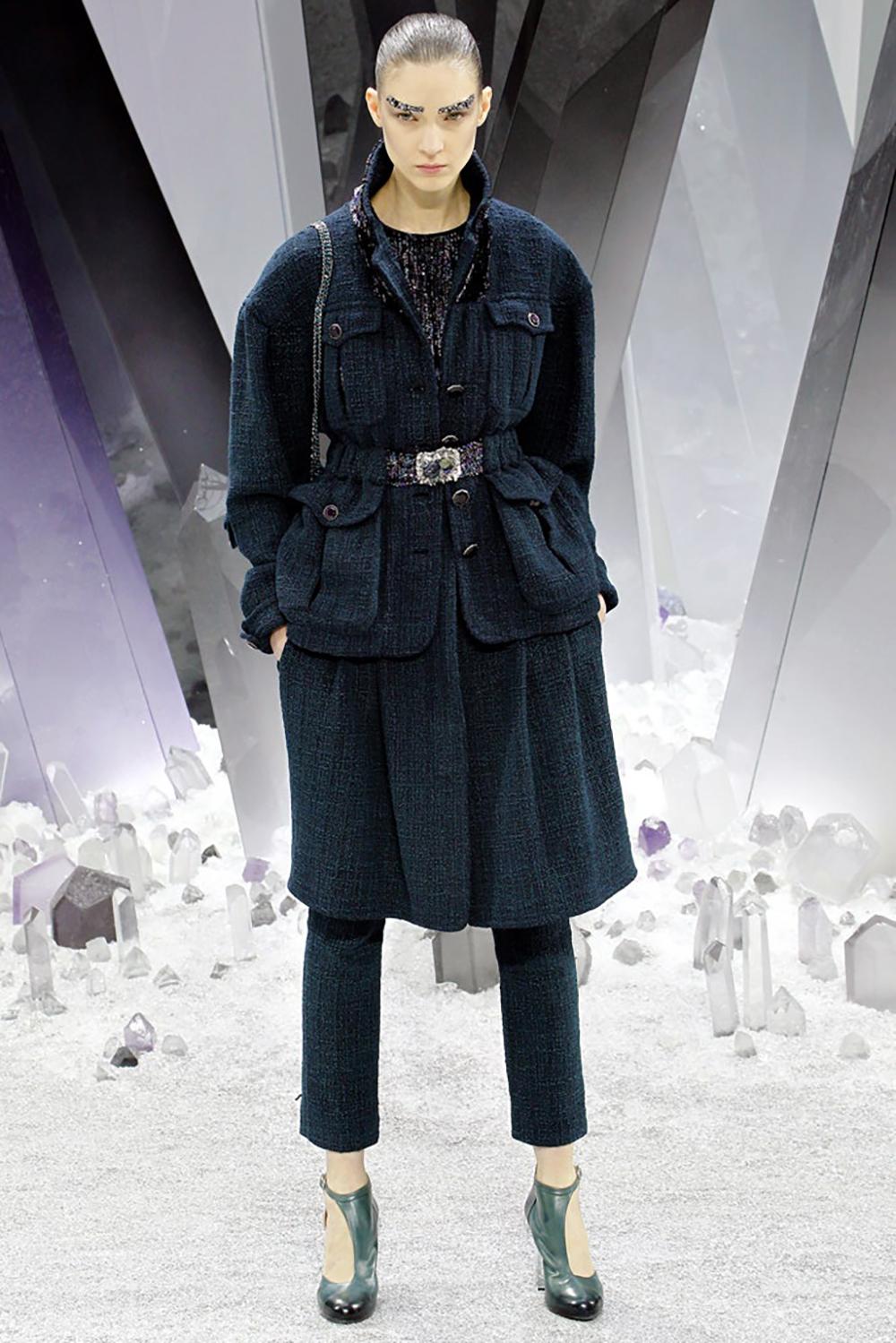 Giacca Chanel in tweed smeraldo con bottoni Jewell di Gripoix 
- Collezione Cristalli Autunno 2012 del Maestro Lagerfeld

~ Un'incarnazione senza compromessi della sovranità mineraria, 
questa giacca in tweed color smeraldo di Chanel, della