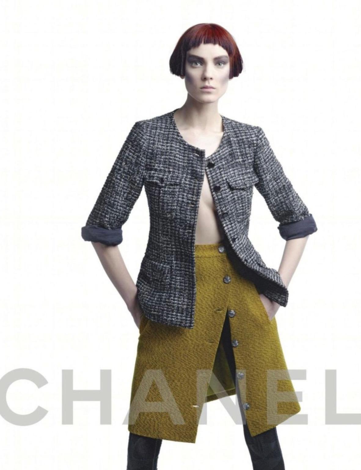 Viola Giacca Chanel in tweed smeraldo con bottoni Gripoix 42 FR in vendita