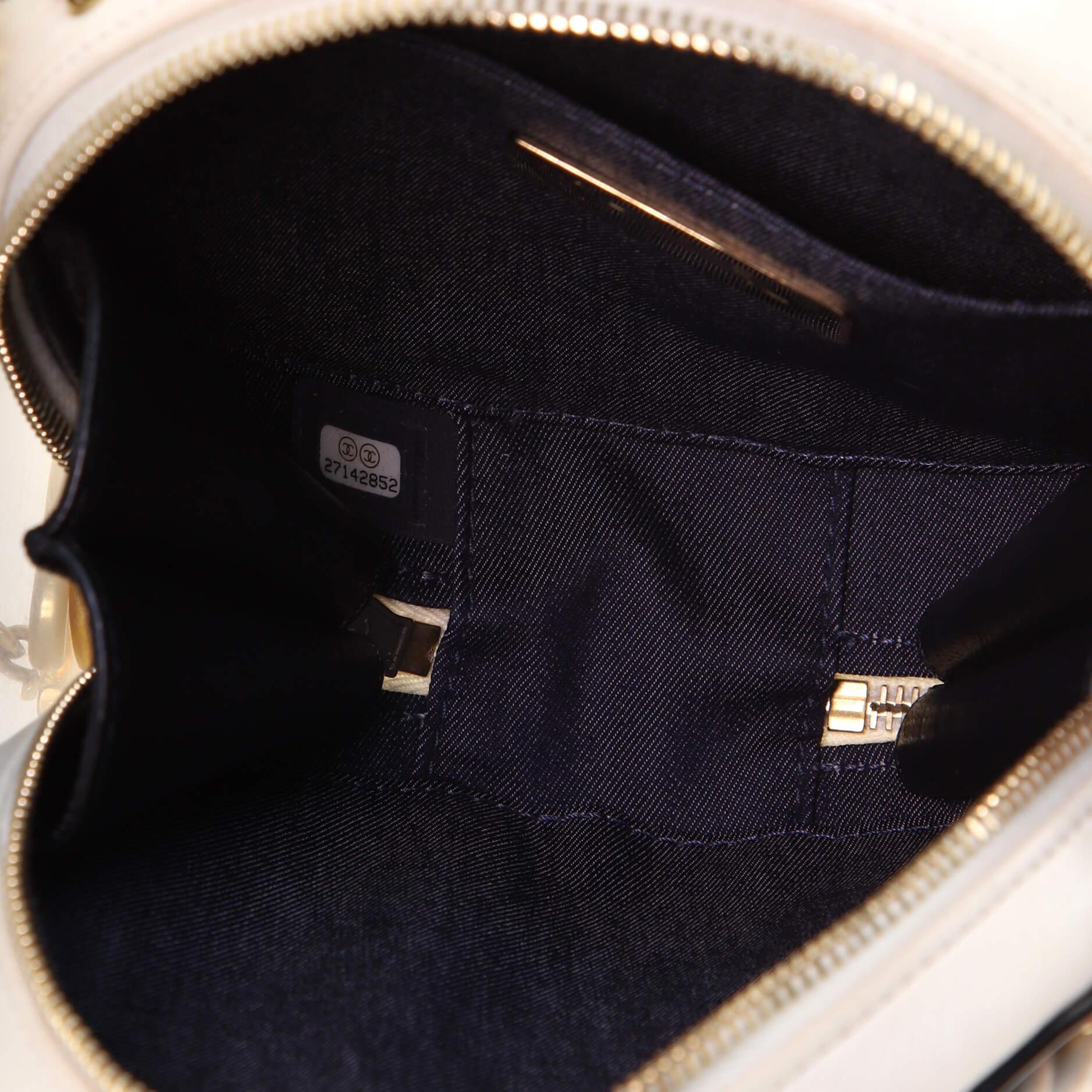 Women's or Men's Chanel En Vogue Round Bag Crumpled Calfskin Small