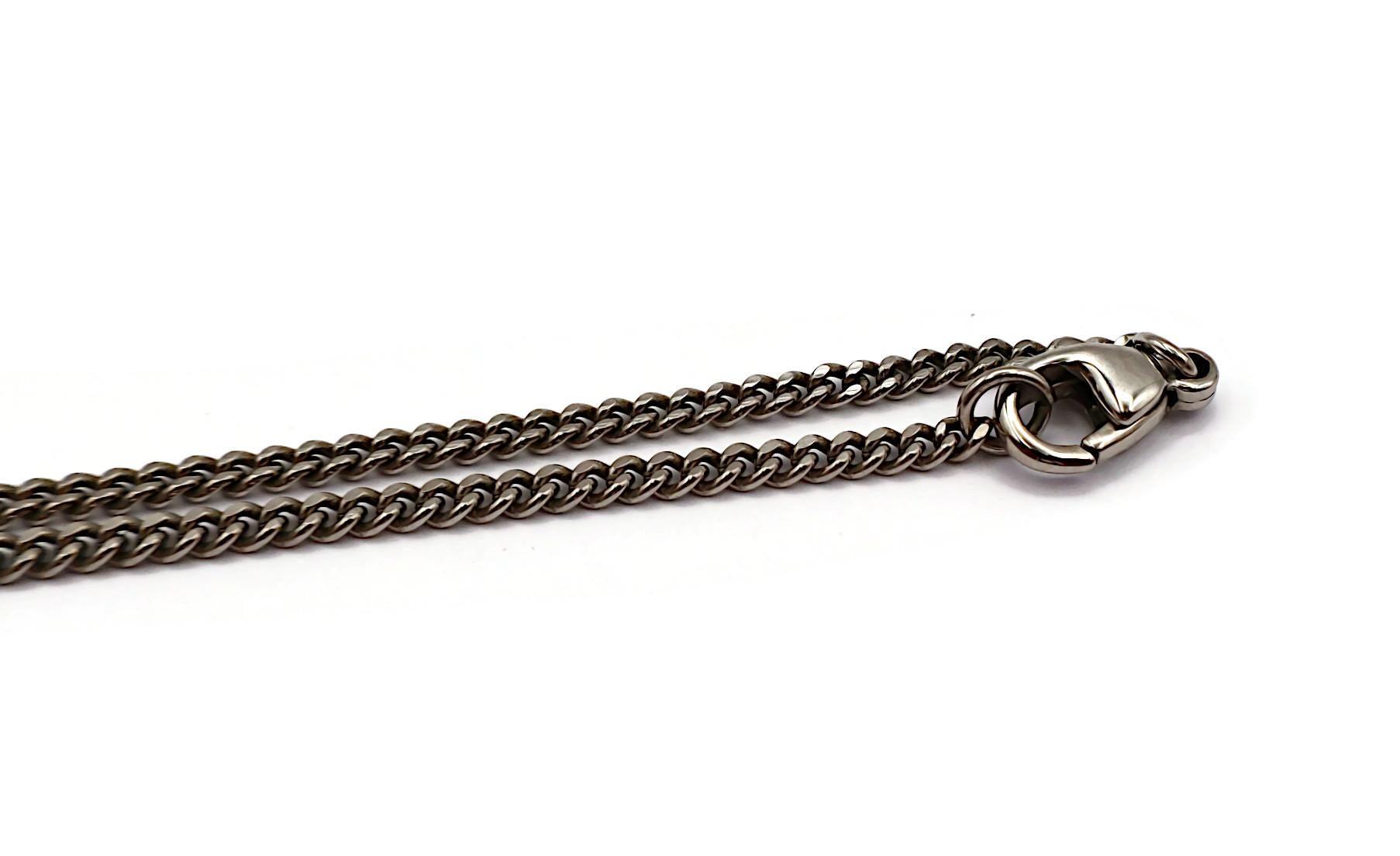 Collana con ciondolo Chanel smaltato CC Camellia in vendita 7