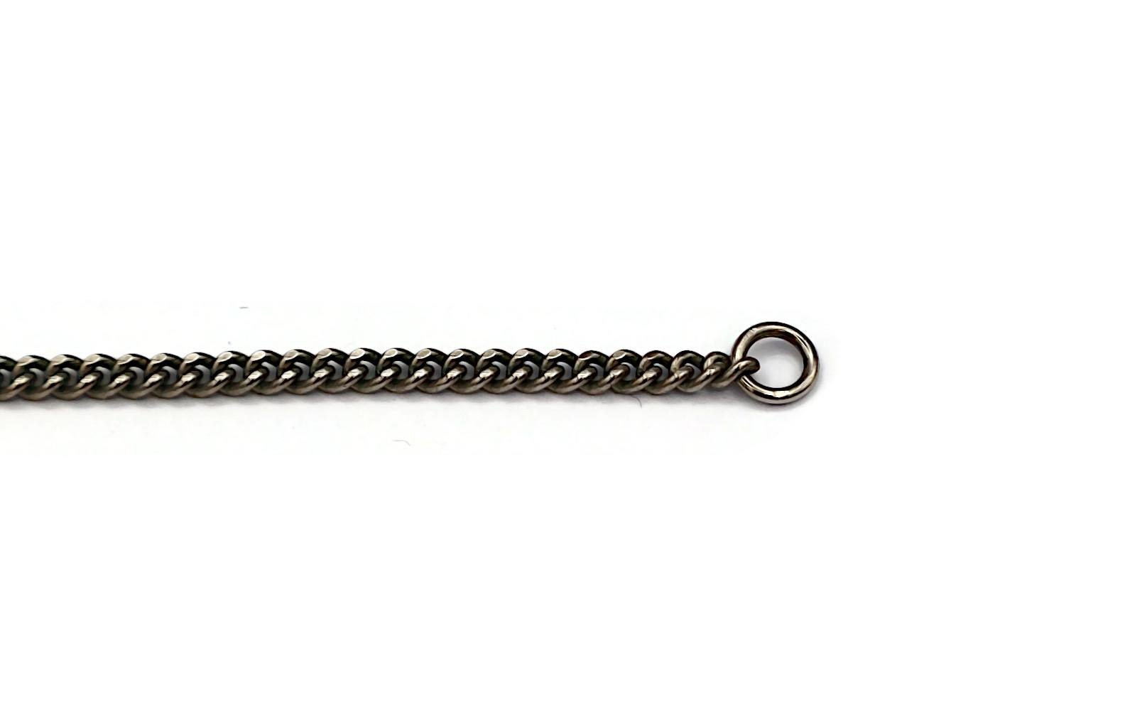 CHANEL Emaille CC Kamelien-Halskette mit Anhänger im Angebot 7