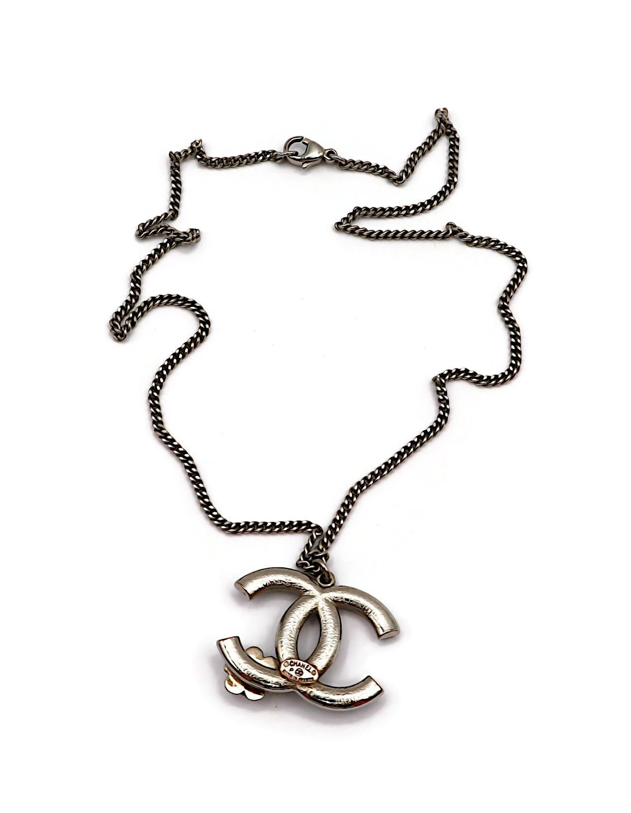 Collana con ciondolo Chanel smaltato CC Camellia in vendita 9