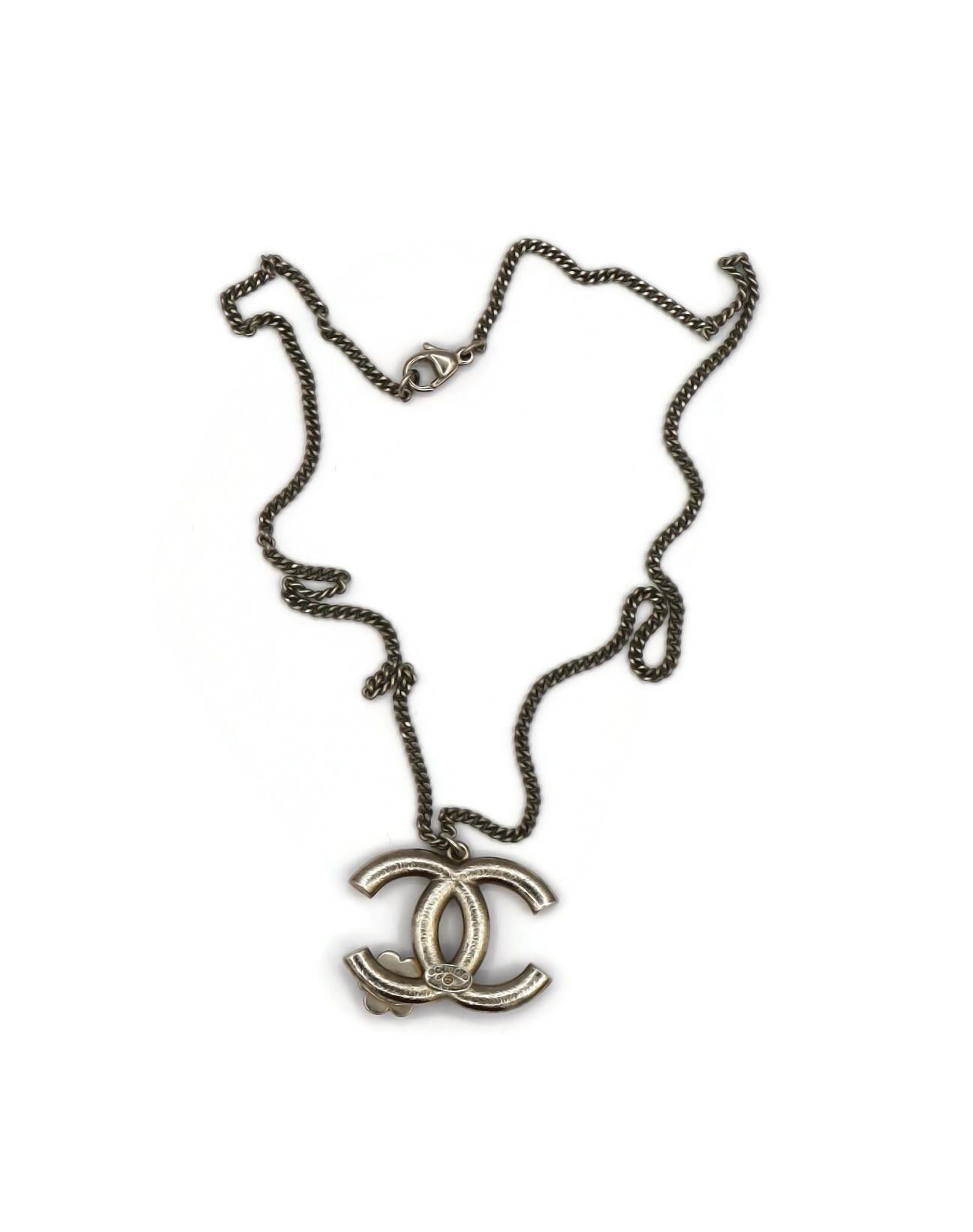 CHANEL Emaille CC Kamelien-Halskette mit Anhänger im Angebot 8