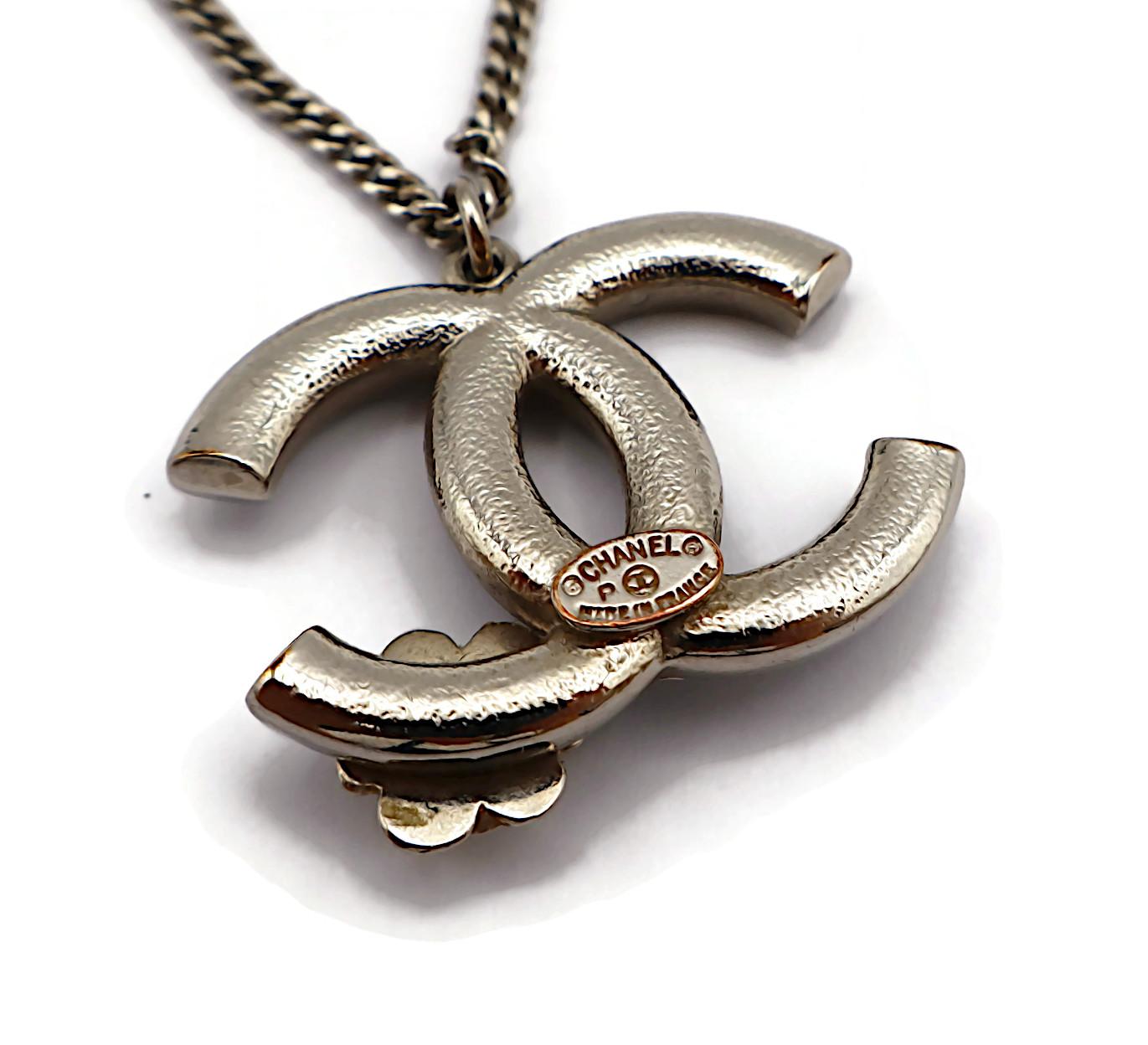 Collana con ciondolo Chanel smaltato CC Camellia in vendita 10