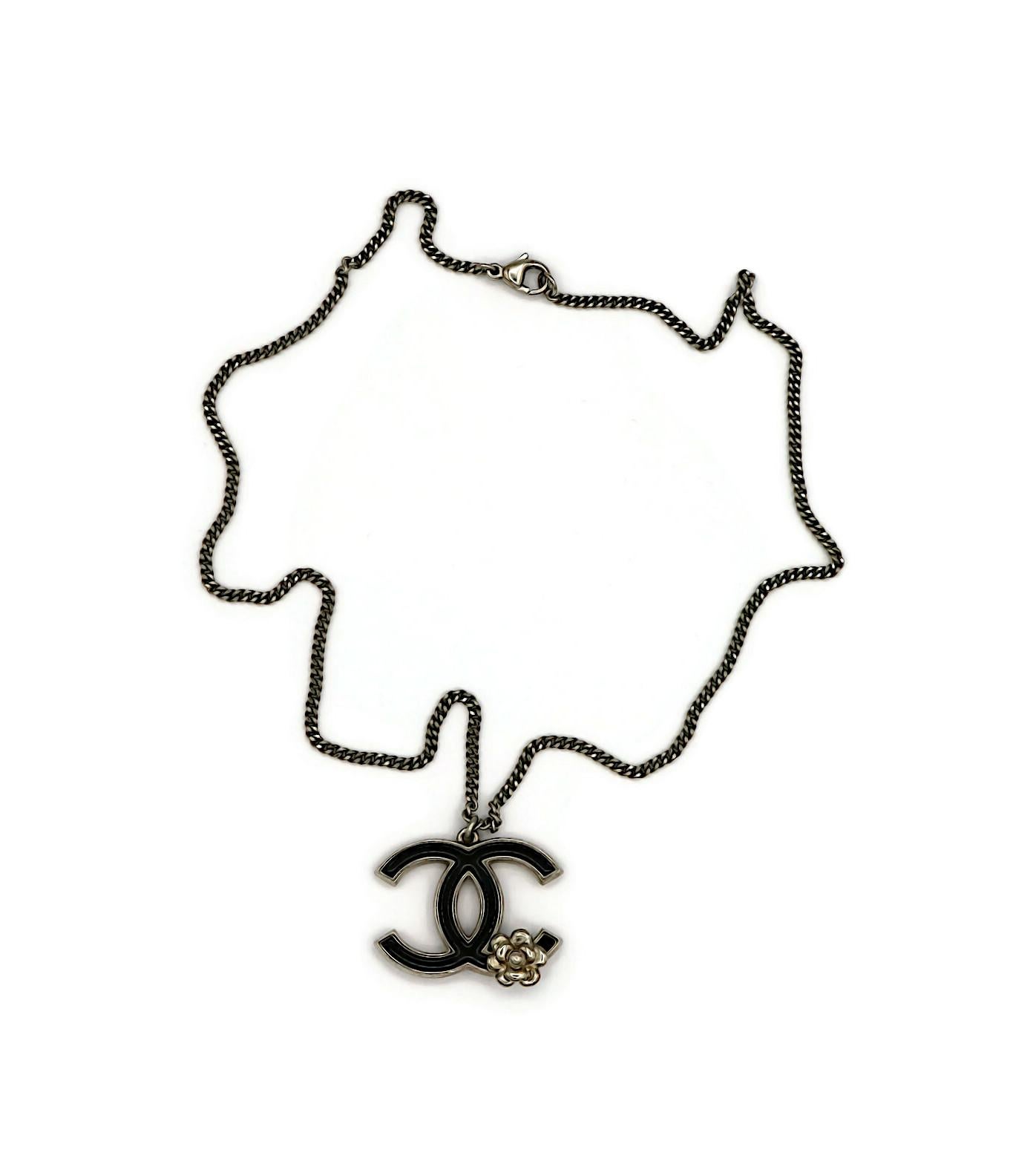 CHANEL Emaille CC Kamelien-Halskette mit Anhänger im Zustand „Gut“ im Angebot in Nice, FR