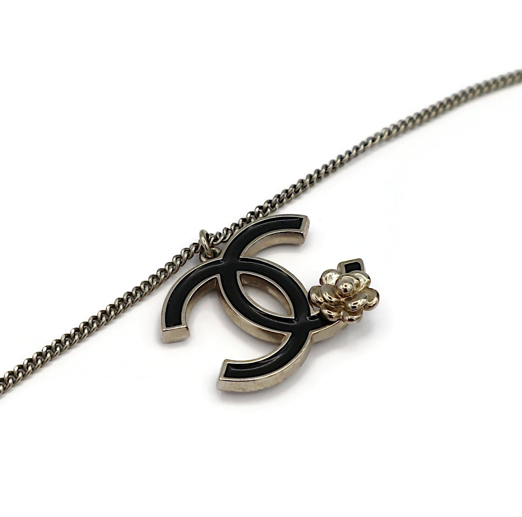 CHANEL Emaille CC Kamelien-Halskette mit Anhänger Damen im Angebot
