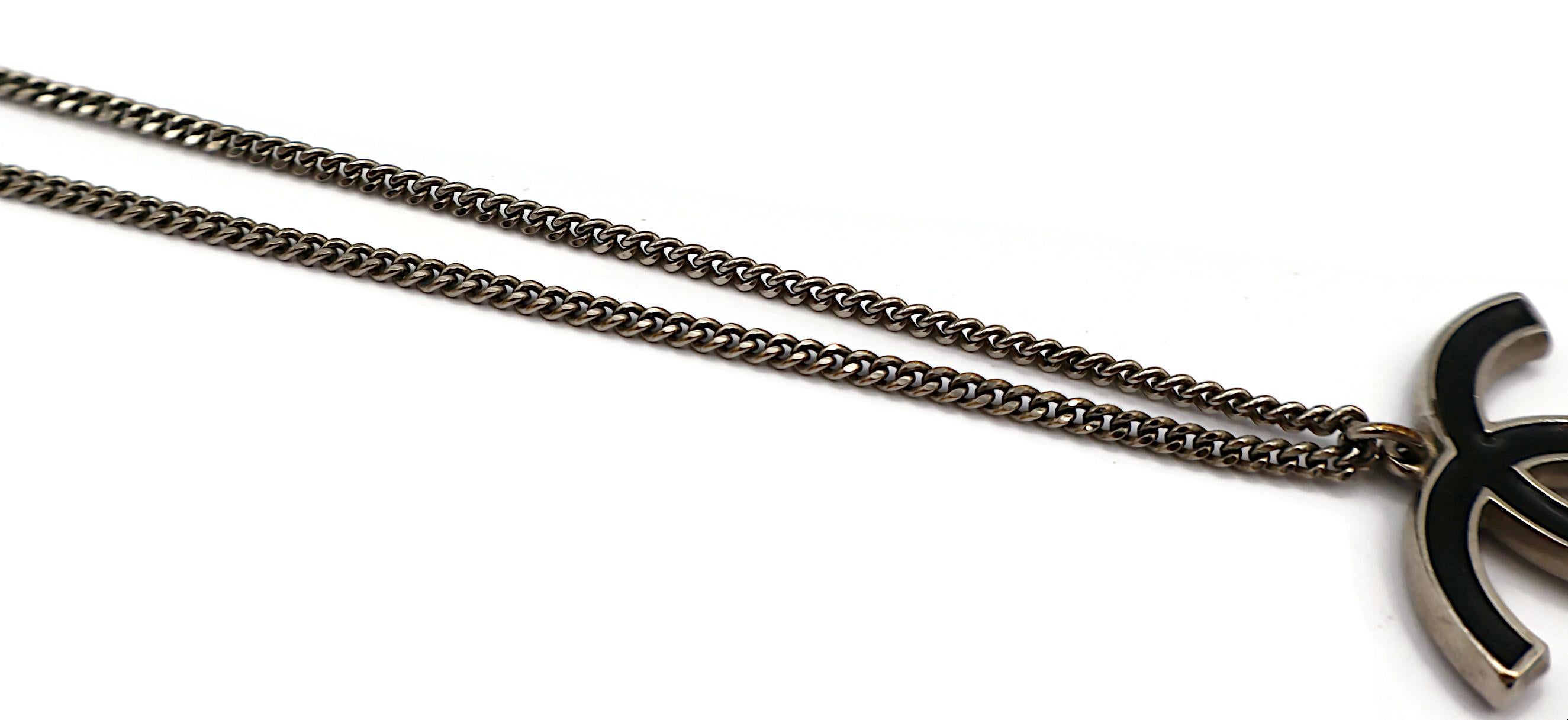 Collana con ciondolo Chanel smaltato CC Camellia in vendita 2