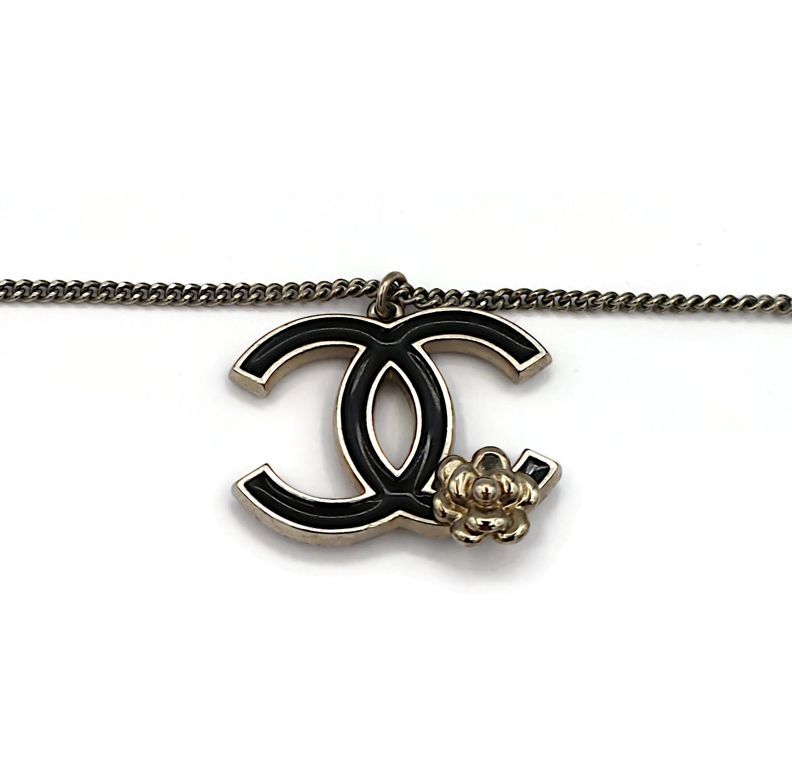 CHANEL Emaille CC Kamelien-Halskette mit Anhänger im Angebot 1