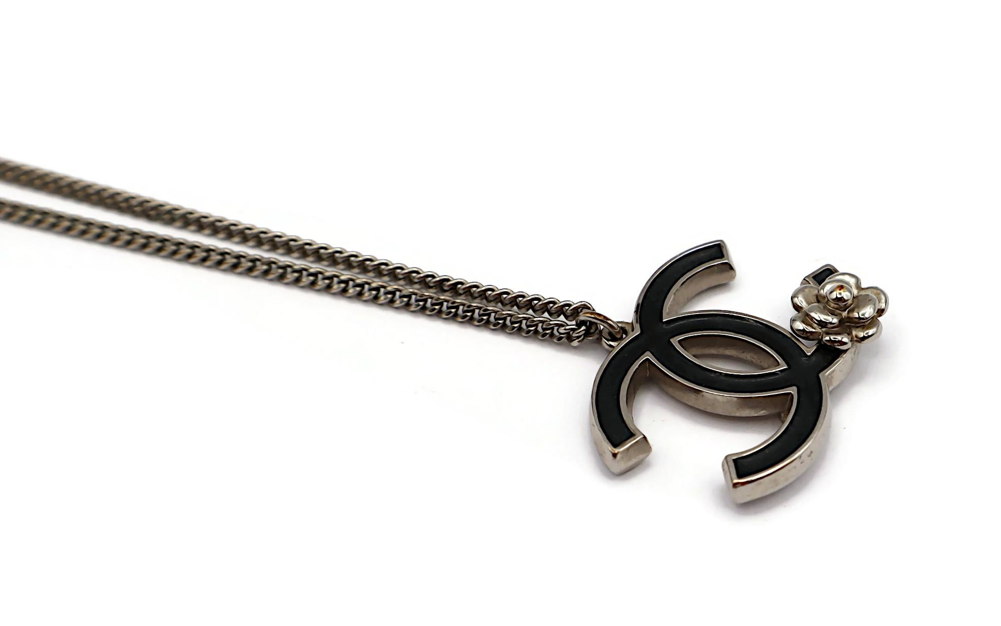 Collana con ciondolo Chanel smaltato CC Camellia in vendita 3