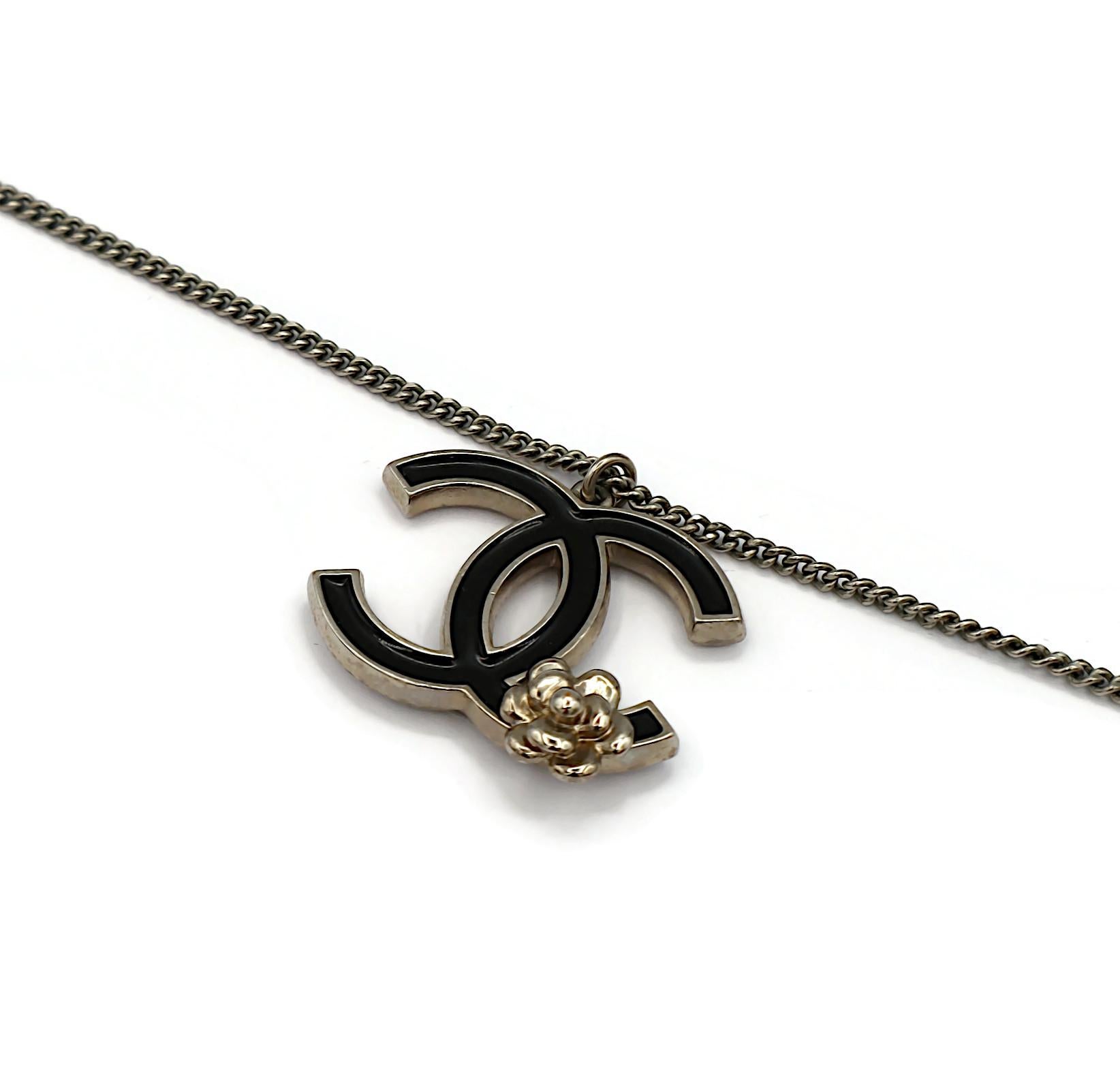 CHANEL Emaille CC Kamelien-Halskette mit Anhänger im Angebot 2