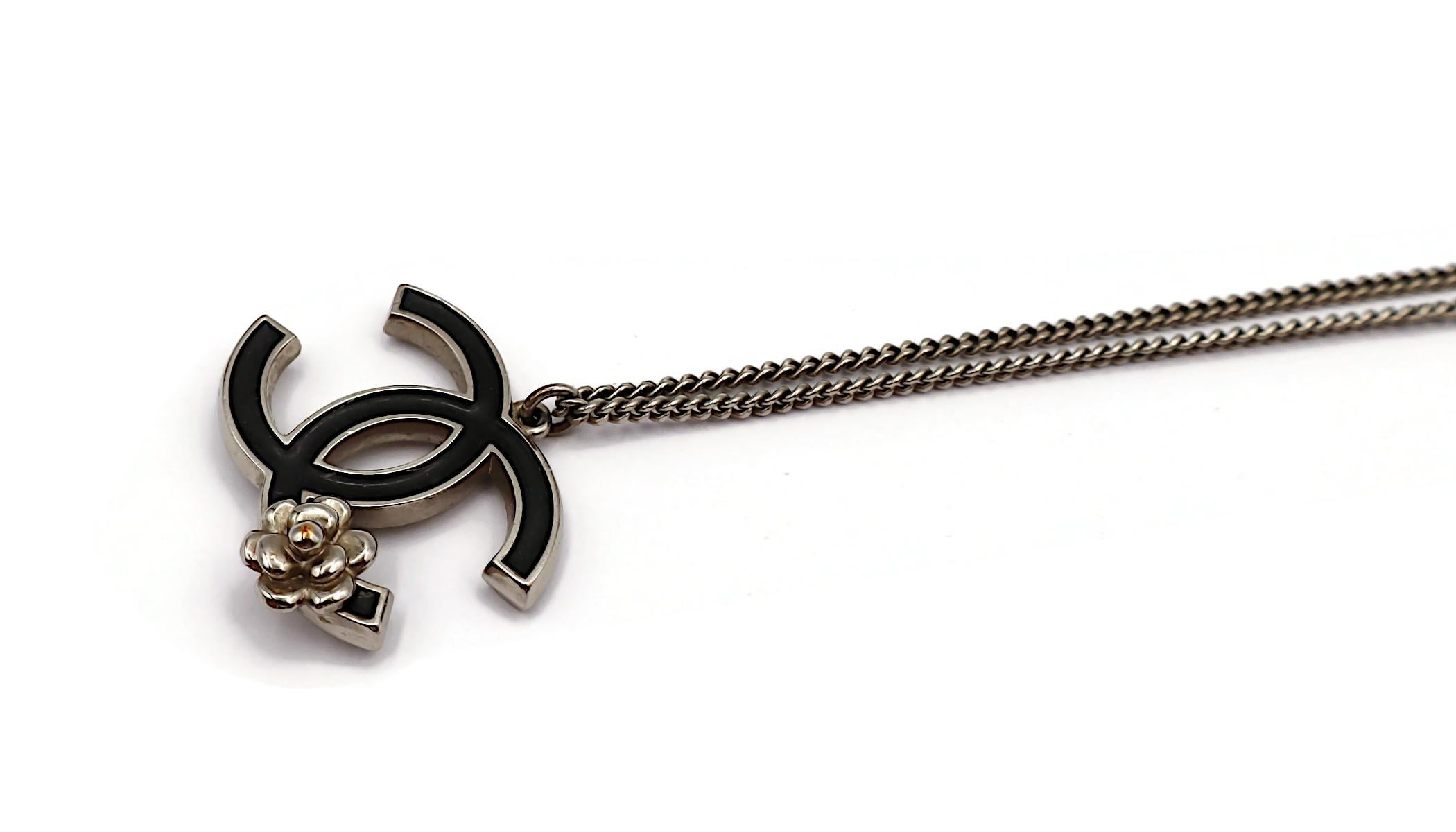 Collana con ciondolo Chanel smaltato CC Camellia in vendita 4
