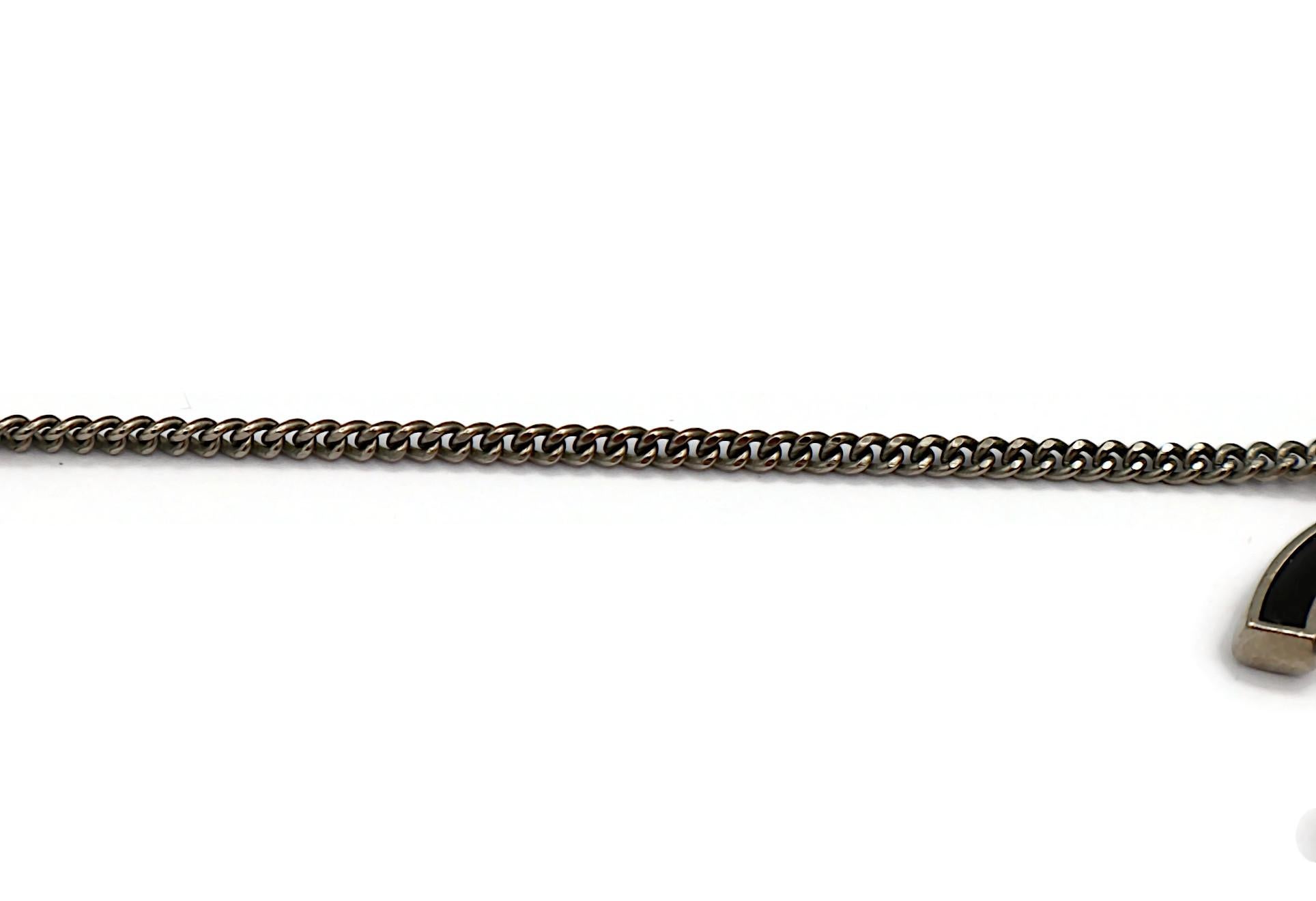 CHANEL Emaille CC Kamelien-Halskette mit Anhänger im Angebot 4