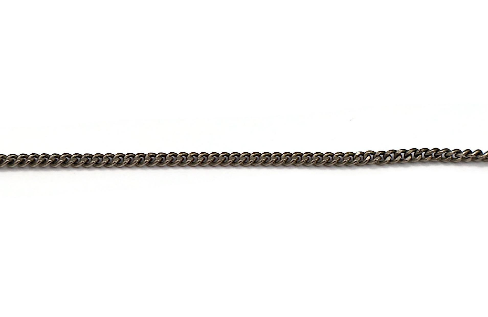 CHANEL Emaille CC Kamelien-Halskette mit Anhänger im Angebot 5