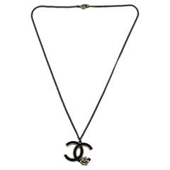 Collana con ciondolo Chanel smaltato CC Camellia