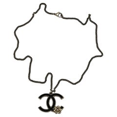 Collana con ciondolo Chanel smaltato CC Camellia