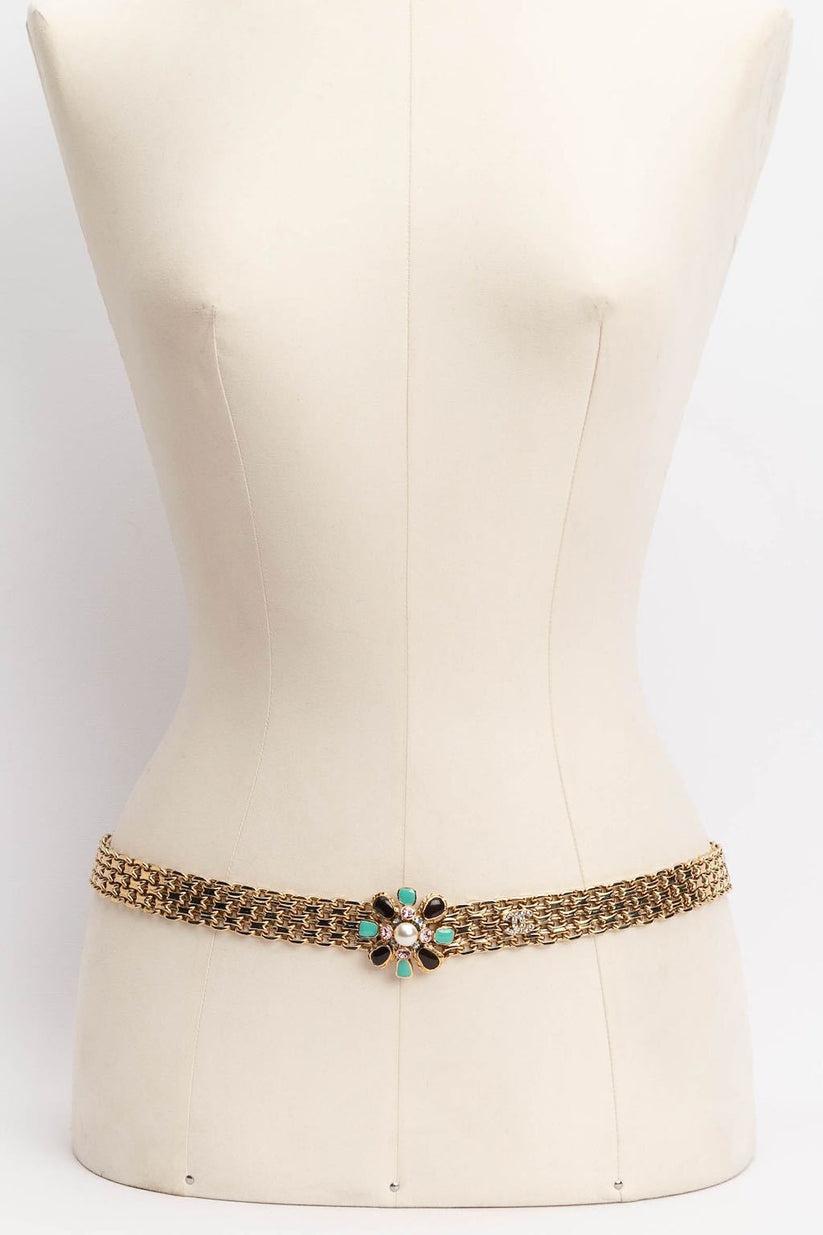 Chanel (Made in France) Gilded metal jewel belt decorated with an enameled buckle and rhinestones. 2005 Spring-Summer Collection.

Additional information: 
Dimensions: Length: 80 cm (31.49