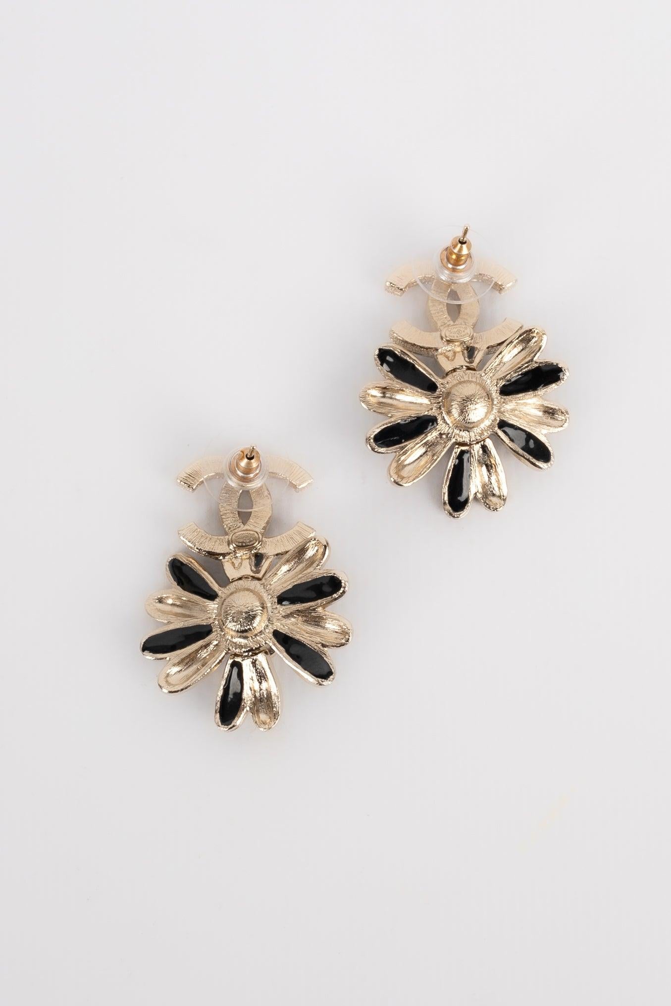 Chanel - (Made in France) Emaillierte Ohrringe aus silbernem Metall, die eine Blume darstellen. 2022 Collection'S.
 
 Zusätzliche Informationen: 
 Zustand: Sehr guter Zustand
 Abmessungen: 3,5 cm x 2,5 cm
 Zeitraum: 21. Jahrhundert
 
 Sellers