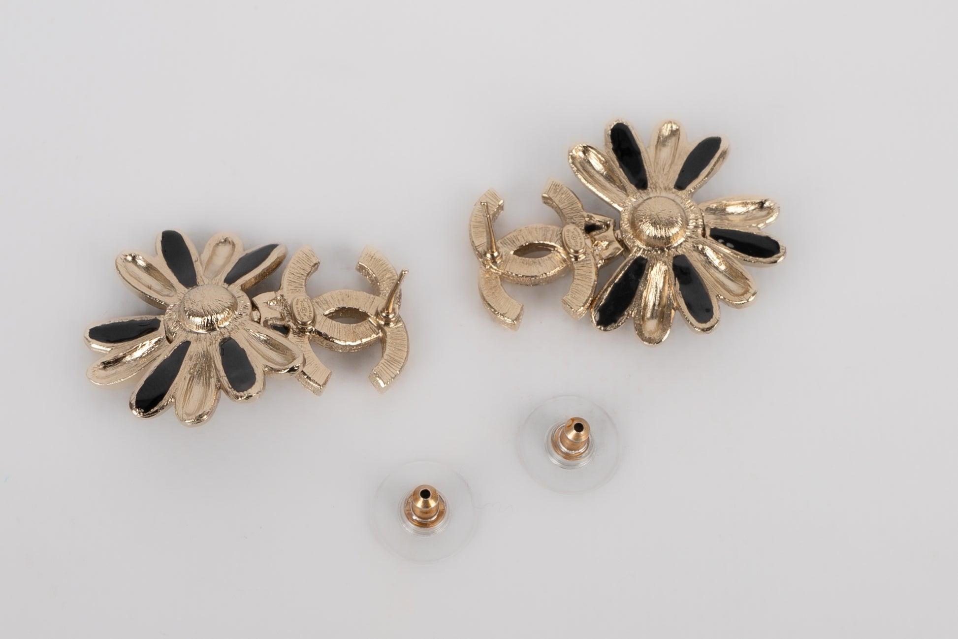 Chanel Enameled Silvery Metal Flower Earrings, 2022 In Excellent Condition For Sale In SAINT-OUEN-SUR-SEINE, FR