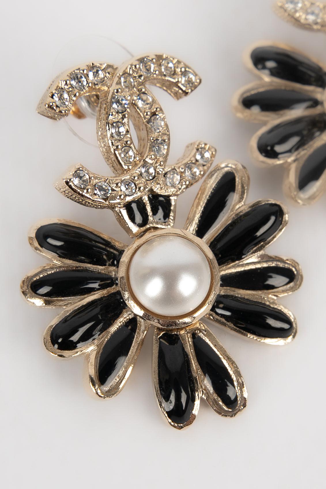 Chanel, emaillierte Blumenohrringe aus versilbertem Metall, 2022 Damen im Angebot