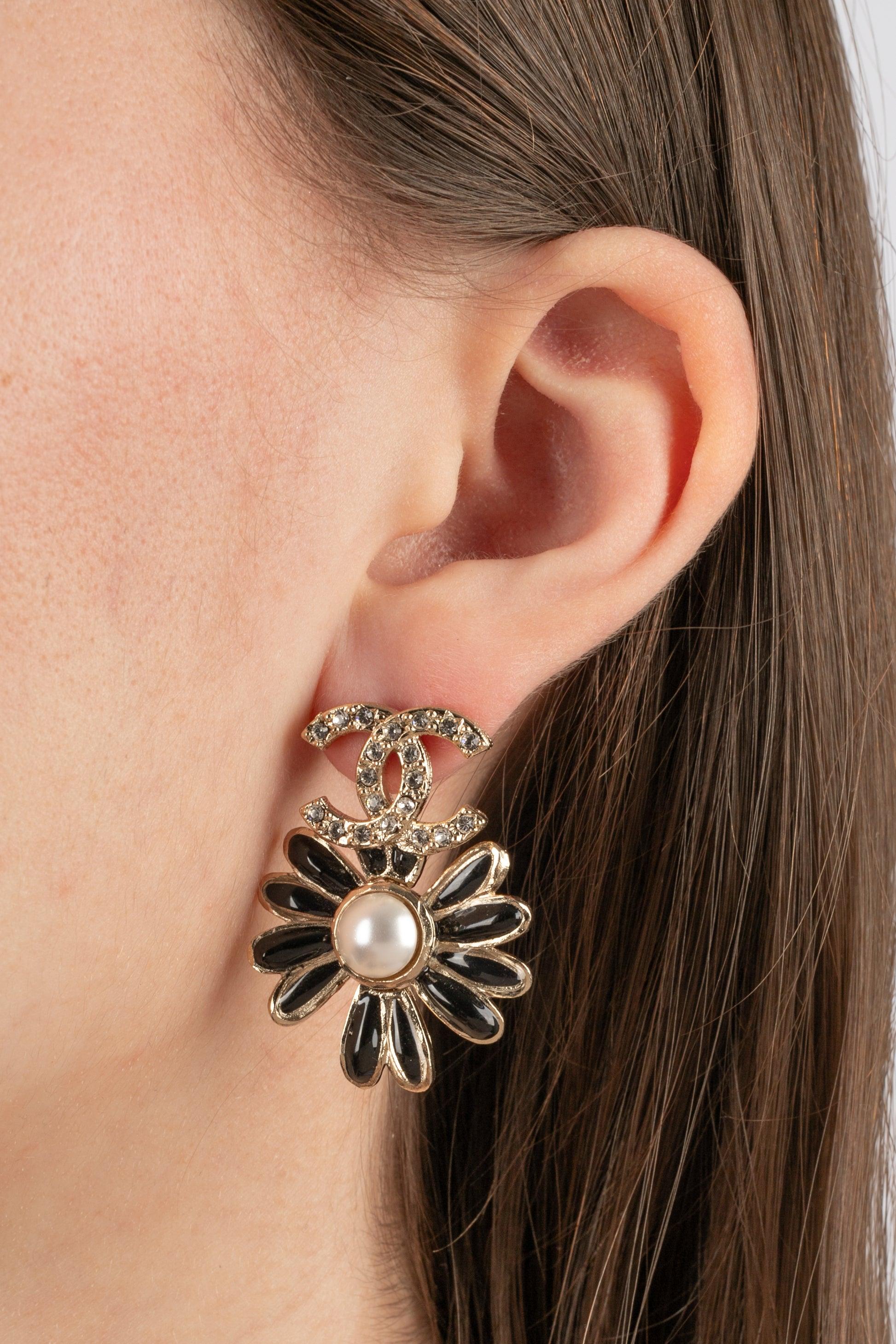 Chanel Enameled Silvery Metal Flower Earrings, 2022 For Sale 2