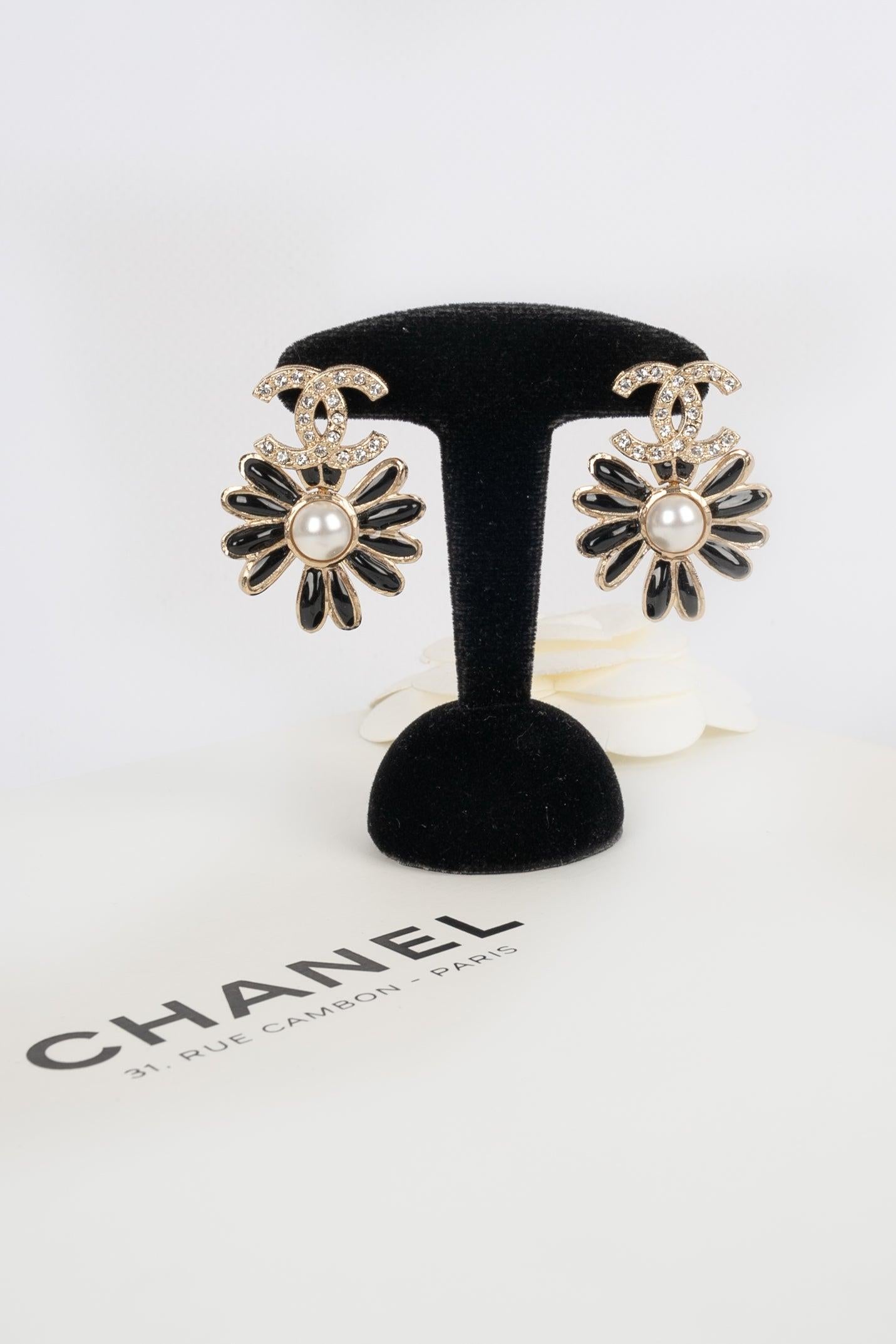 Chanel, emaillierte Blumenohrringe aus versilbertem Metall, 2022 im Angebot 3