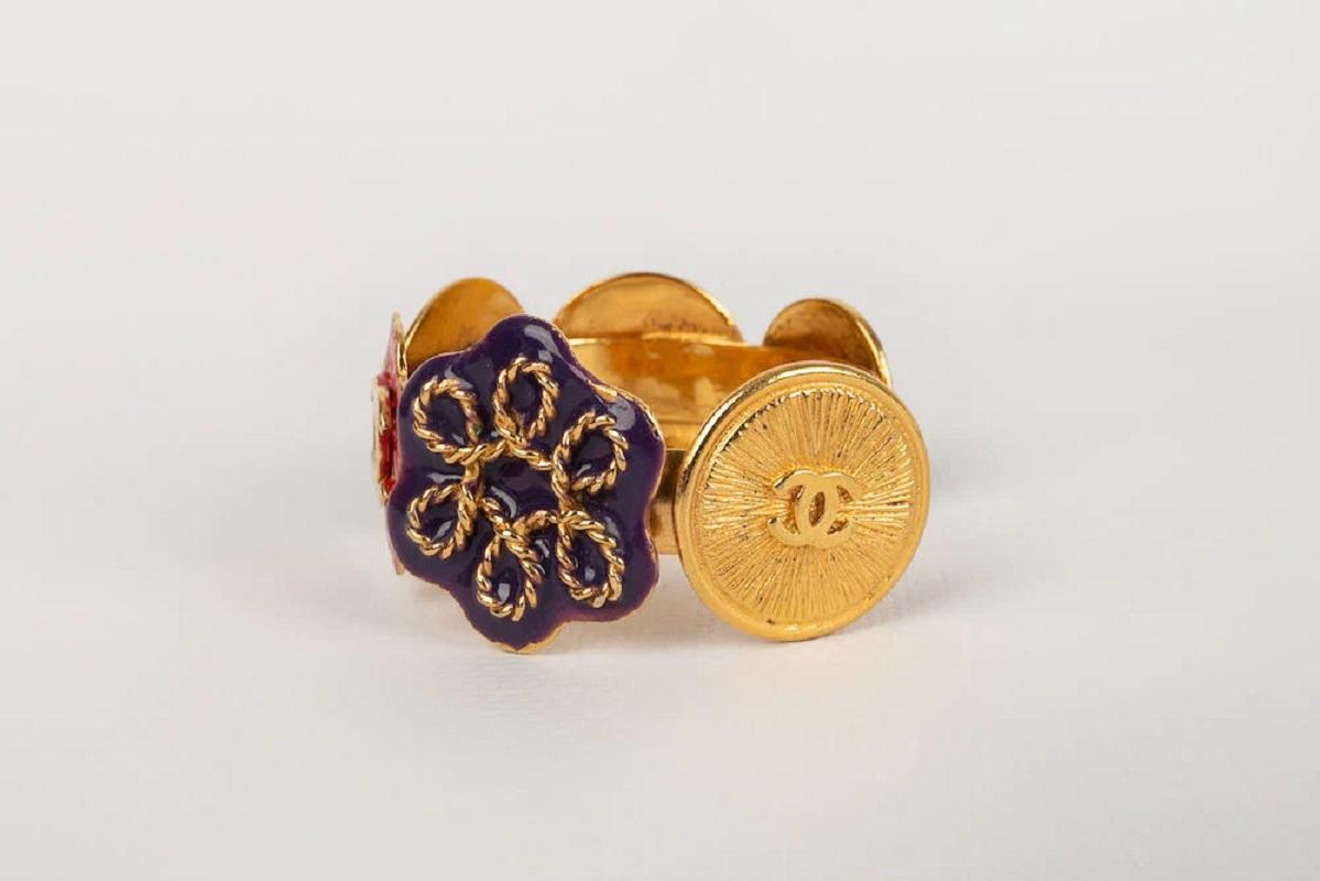 Chanel emailliertes Goldarmband im Zustand „Hervorragend“ im Angebot in SAINT-OUEN-SUR-SEINE, FR
