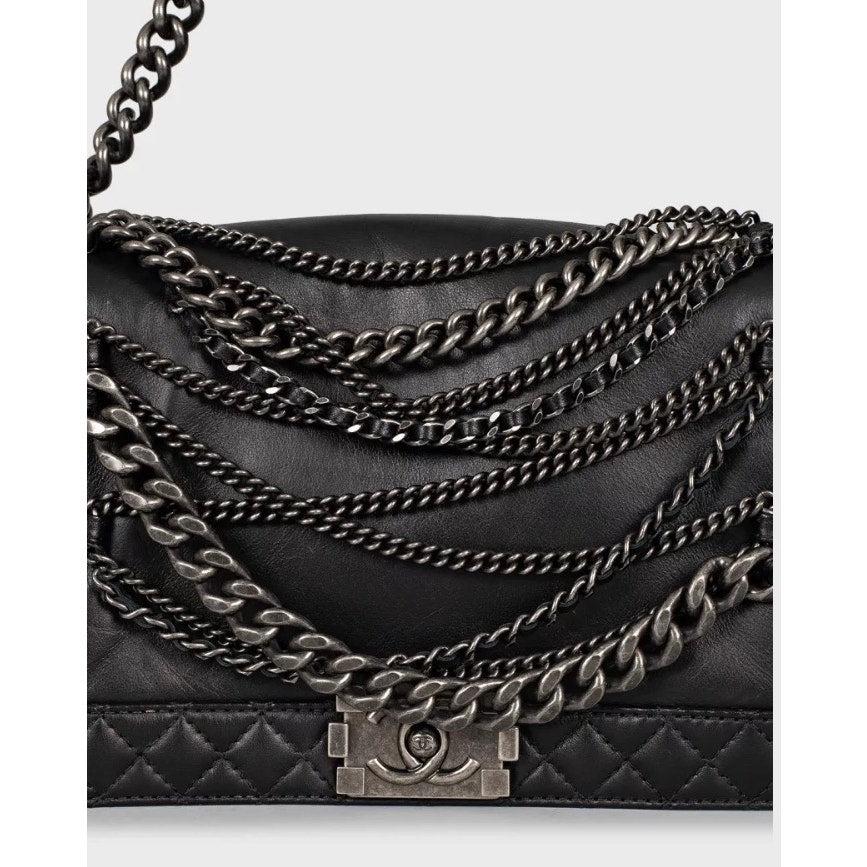 Chanel Enchained Black Leather Medium Boy Bag Bon état à Krakow, PL