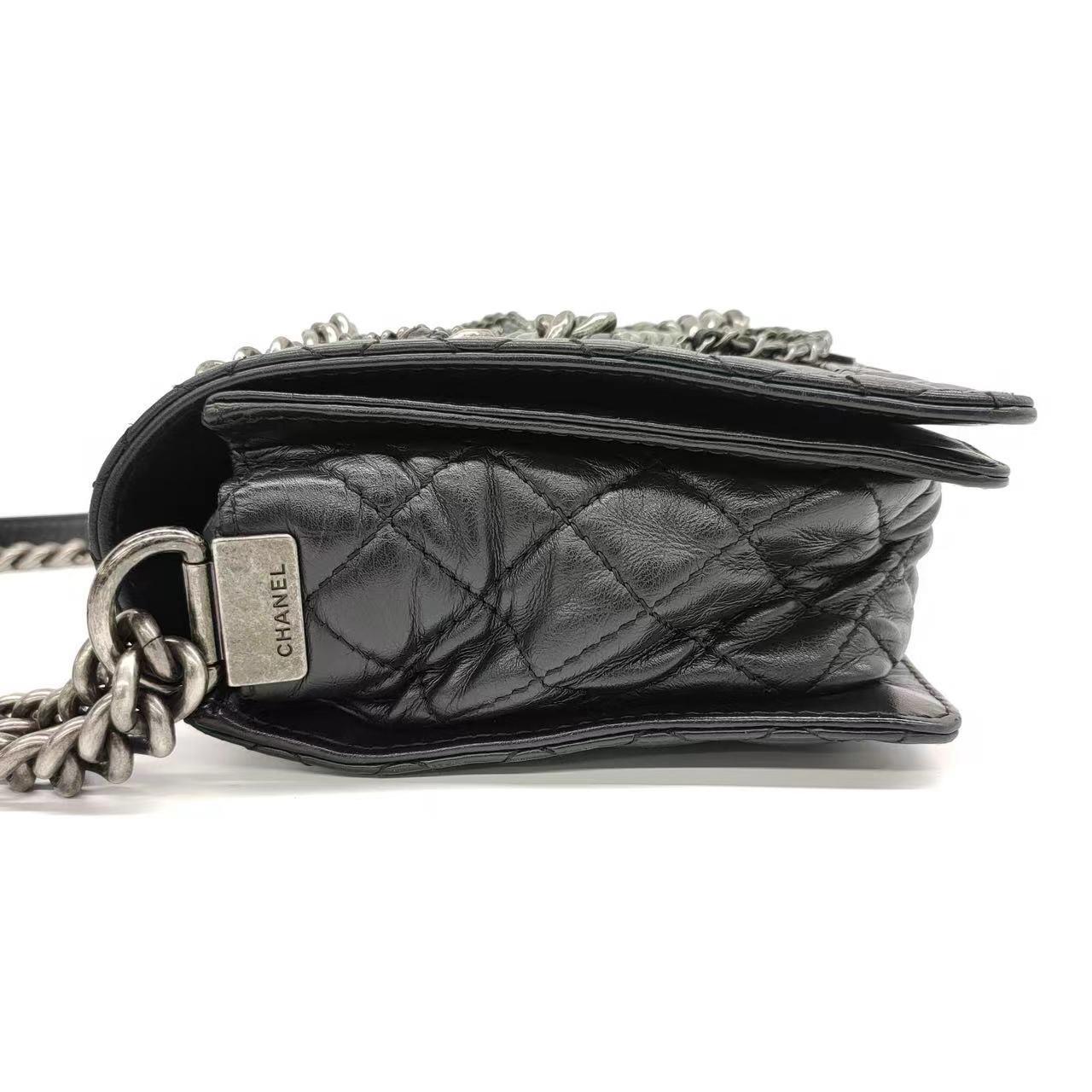 Chanel Enchained Boy Bag 2012 Schwarze Leder Medium Klappentasche im Zustand „Hervorragend“ im Angebot in AUBERVILLIERS, FR