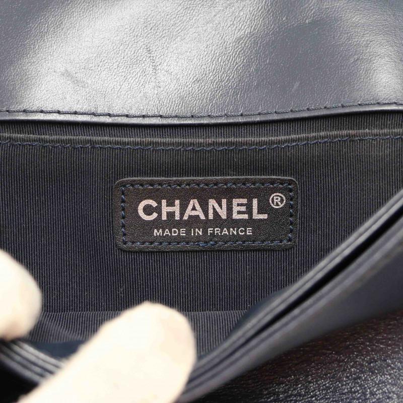 Chanel Enchained Boy Tasche im Angebot 6