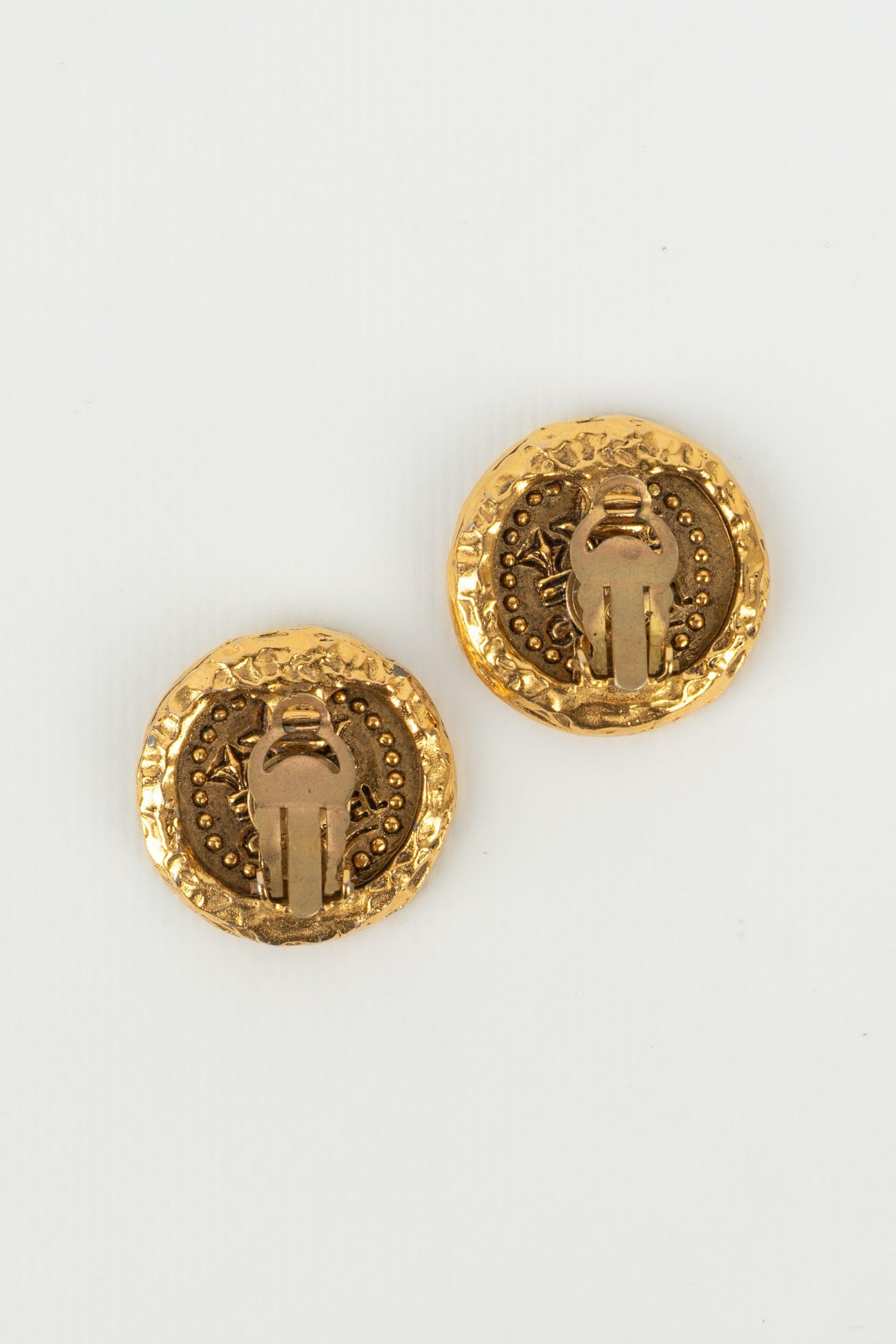Chanel Engraved Golden Metal Clip-on Earrings In Excellent Condition For Sale In SAINT-OUEN-SUR-SEINE, FR
