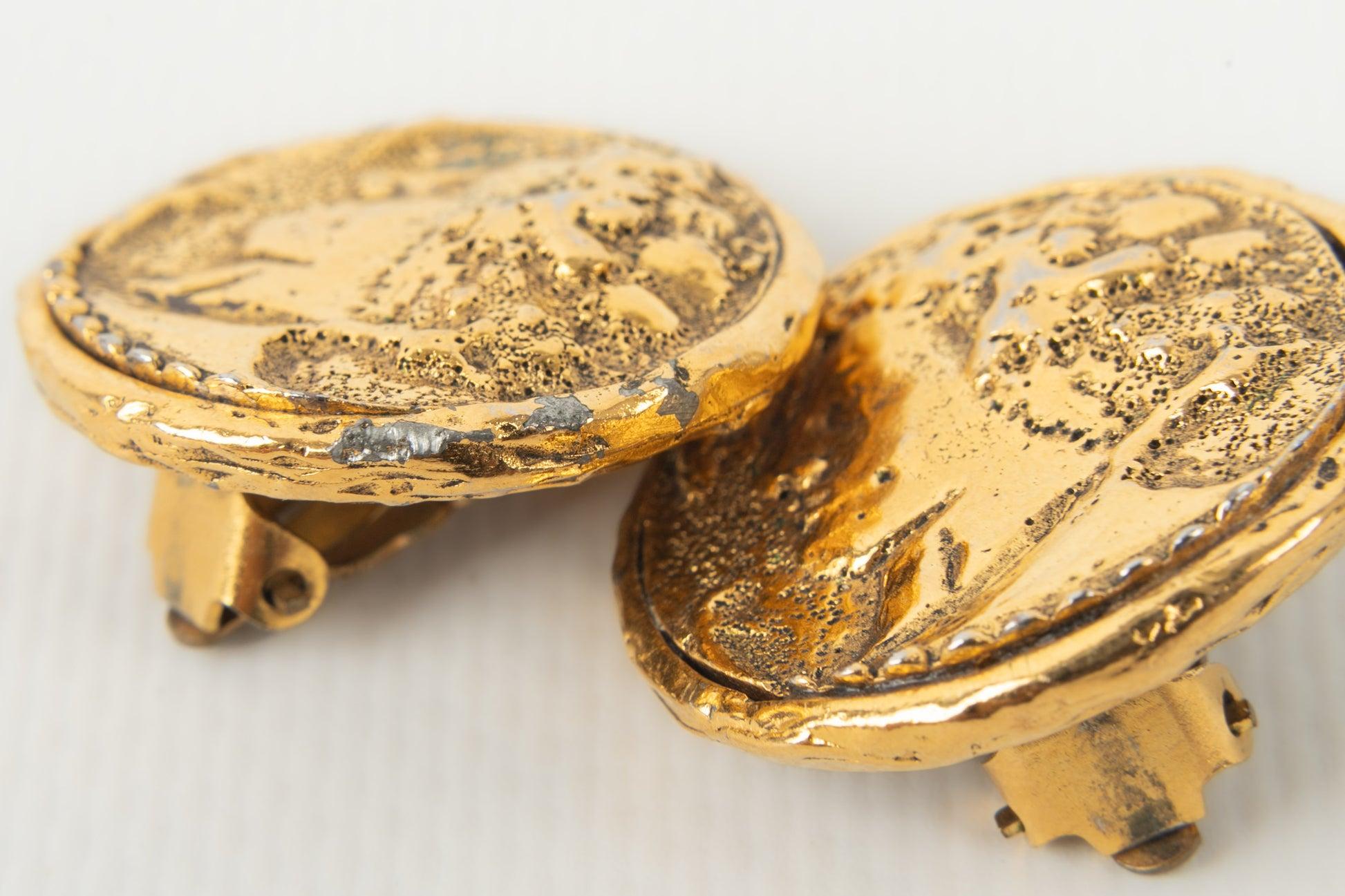Chanel Ohrclips aus graviertem goldenem Metall mit Metallgravur im Angebot 2
